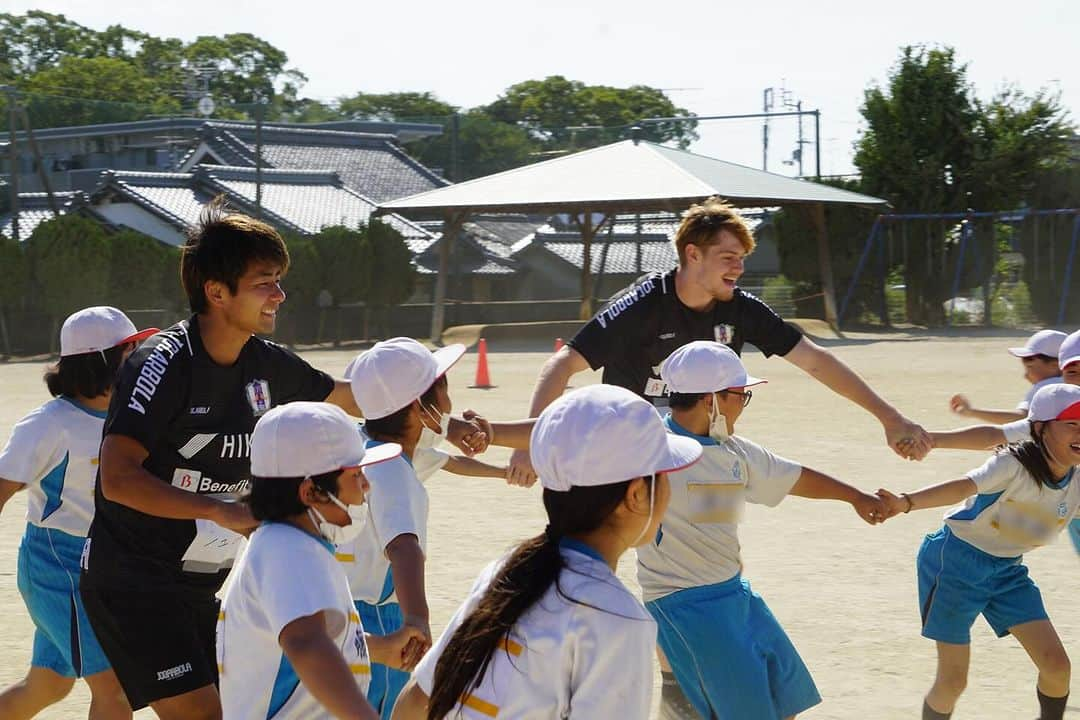 愛媛FCのインスタグラム：「#ホムカツッ！🏫  本日は、松前町立 #北伊予小学校 に #ベンダンカン 選手、#茂木駿佑 選手が、 久万高原町立 #父二峰小学校 へ #菊地俊介 選手、#森下怜哉 選手が訪問しました🏫  今日も楽しく、選手たちが児童の皆さまと交流をさせて頂きました🙌 学校活動活動を通して、愛媛FCはホームタウン在住の子どもたちに、体を動かす楽しさを知ってもらい、沢山の笑顔をお届けしております。  これまでの活動は下記URLをご覧ください💻 https://ehimefc.com/club/hometown.html  #松前町 #久万高原町 #ehimefc #学校訪問 #ホームタウン活動  #MCMT #マッチタウン  #日本語でこんにちは  #ALTの先生ありがとうございます！ #とにかく人気  #足の長い2人  #ファインセーブ連発」