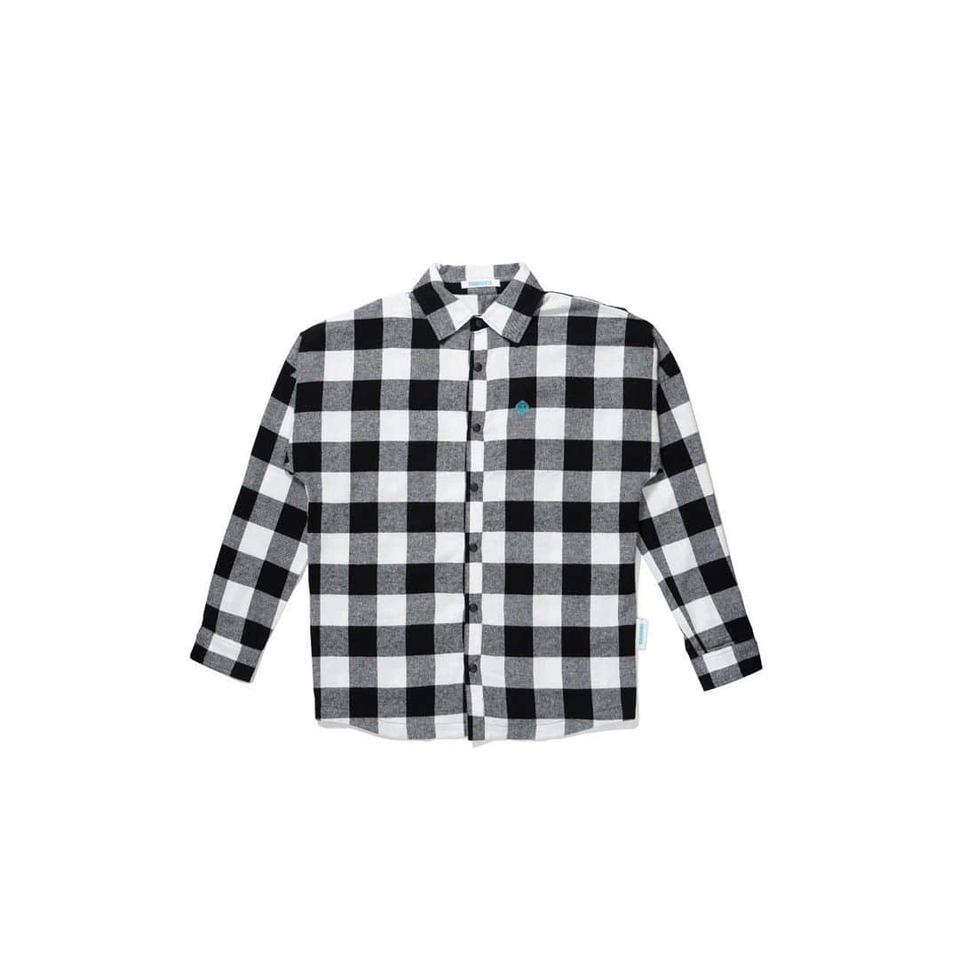 小林 ディスカスのインスタグラム：「VANGELISTA @evangelista_2021   バックロゴ オーバーサイズネルシャツ: パープル ¥23,100  これぞEVANGELISTA！！  と言う配色のネルシャツです！  ブラック✖️ホワイトの、 安心配色に、 EVANGELISTAブルーのロゴ！  かなり使える一枚です！！  今年は、 ルーズ✖️ルーズの着こなしが、ポイントです！！🙋🏼‍♂️  #tokyo #japan #fashion #ファッション #fashionista #ファッショニスタ #street #sports #トレーニング #muscle #ストリートファッション #モテコーデ #ランチ #beauty #lifestyle #ライフスタイル #ノージェンダー #ユニセックス #luxury #street #mode #東京 #nogender #gendarlesse」