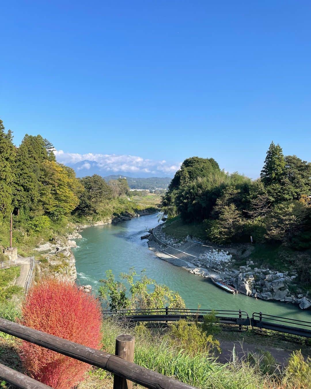 久保りささんのインスタグラム写真 - (久保りさInstagram)「📍Kyosen, Nagano  秋になると思い出す、長野県飯田市、天竜峡の真上に佇む「峡泉」  宿の周りは静かで、川のせせらぎと鳥のさえずりしか聞こえない、圧倒的秘境感。  お部屋の半露天風呂の蛇口を捻ると、肌に優しいトロッとしたアルカリ性の、日本では珍しい放射能泉が入り放題。  片道4時間の運転も、夫婦で交代しながら、喋りっぱなしが楽しい。 途中で、諏訪の酒蔵へ行ったり、美味しいお蕎麦を食べたり、農協でお野菜買ったり…  兎に角、温泉好きにはぜひチャレンジしてもらいたい、お宿です✨ 写真は丁度去年の今頃🍂  #lissa_hotel  ↑お部屋の様子は、1年前くらいの投稿で見れます👀  #長野県 #飯田 #天竜峡」10月12日 19時07分 - lissa_kubo