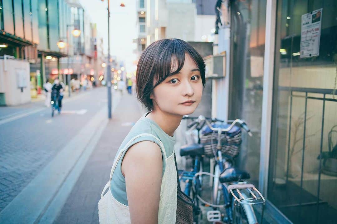 山根愛のインスタグラム：「吉祥寺散歩🚶‍♀️  歳を重ねてから毎日が凄く楽しくて、 前よりも肩の荷が軽くなった気がする。 とりあえず凄くゆっくり布団に包まれて眠りたい。  phot @jumpeiyamada」