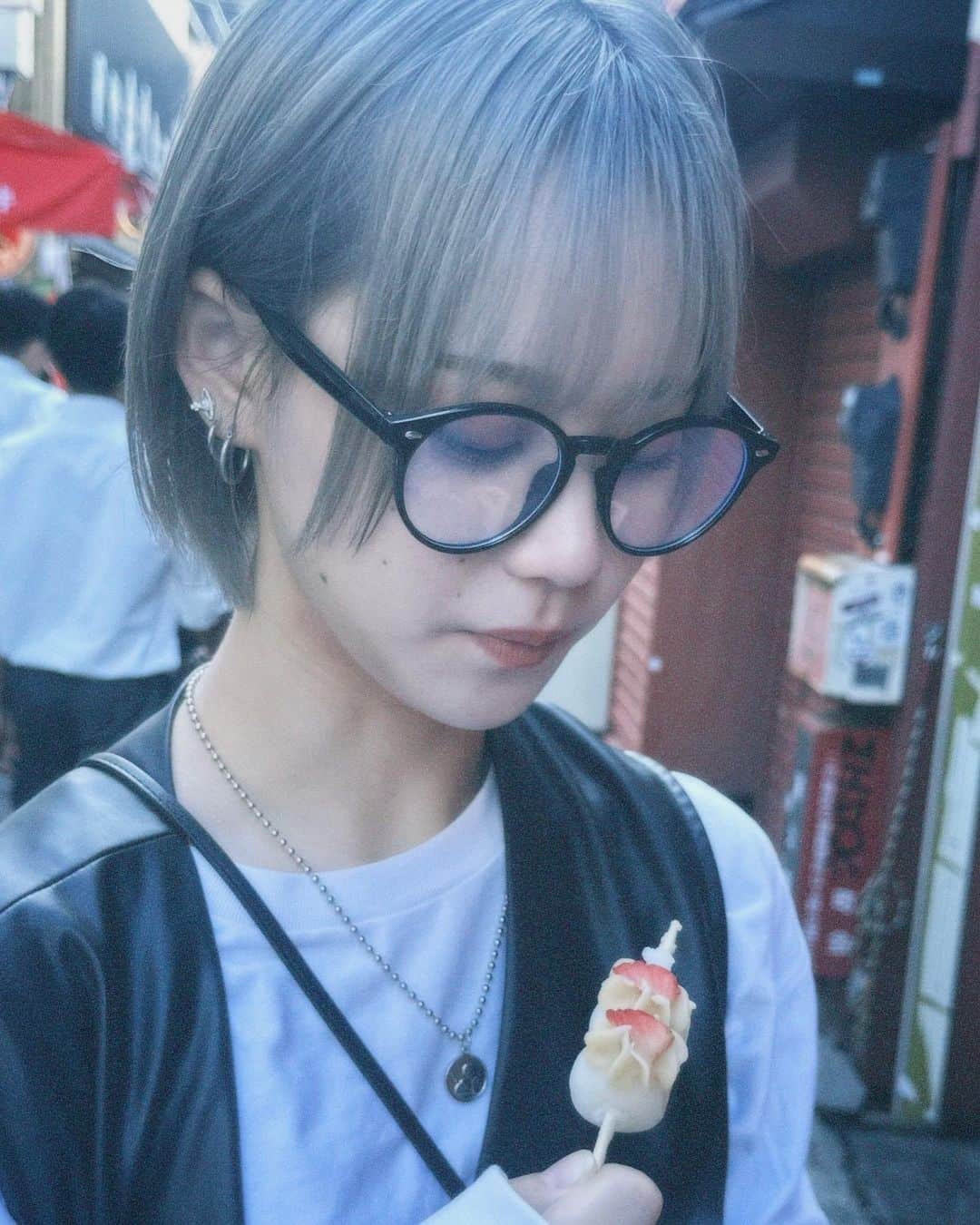 河野奈々帆のインスタグラム：「お団子もぐもぐ( ˙༥˙ ) ・ ⁡ ・ ⁡ ・ #浅草 #浅草グルメ #浅草食べ歩き #お団子 #ootd #レザーコーデ #メガネ女子 #ショートヘア #dazzcamera」
