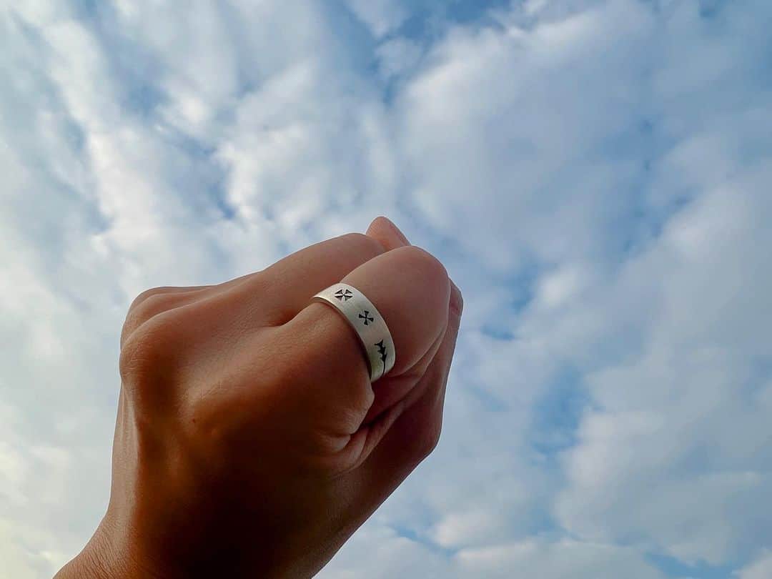 高松いくさんのインスタグラム写真 - (高松いくInstagram)「🖐️💍  手放すものもあれば 掴むものもある  「他者に勝つ」ではなく「自分に克つ」  沖縄で偶然に出逢った 途絶えた文化 《ハジチ》を彫った指輪  今日、 前回行ったら閉まっていた オキナワ ハナサキマルシェ内にあるお店『海想』 出逢ってしまった。  @kaisou_okinawa   かつて 琉球列島にあった風習“ハジチ（針突）” 琉球王国時代から昭和初期ごろまで行われていた女性の刺青  文様ひとつひとつに意味があり、 幸運や魔除け、極楽浄土、成女儀礼や子孫繁栄など  このハジチリングは八重山諸島のハジチをモチーフに、 ハジチの左手に入れられていた紋様を リングとしてアレンジし指につけられるように なっているそうです  今回、 滞在中、沖縄の言葉、食、習慣など、 文化を地元の方からの教えて頂いたり、 歩いて体験しに行ったり 毎日発見でいっぱいだったのですが  今日は、 新たな文化との遭遇で  ここに来た目的や ここでの学び ここからスタートするゴールへの克を刻み掴み取る！ っと、いう想いで購入  模様の意味  マンダマーナ（四弁花紋）  手の甲の中心施された模様です。 元は奄美群島の徳之島の模様であると言われていますが、 沖縄では竹富島で数例見られたということです。 アマン（ヤドカリガニ）模様の発展系だとみられています。  トゥギャー  弓の矢を象った模様で地方によって様々な柄がありました。矢は射られると飛んでいき戻ってこない様に、 嫁に行ったら戻る事が無いようにとの思いを込めて、 指に彫られました。 また、「矢で刺す」ということから「魔除け」 としてのあったようです。  アマン  ヤドカリガニの形を表しています。 アマンという神が海原を槍でかき混ぜて島を作った と伝えられています。 その島から出てきたヤドカリガニの穴の中から 人間の男女が産まれたと考えられており 「自分達はアマンの神の子孫である」ということから、 「子孫繁栄」の意味を込めて この模様を施したと言われています。 主に八重山地方に見られた模様です。  など  ヤドカリ⁉️私だ😍笑  日本の文化なのに まだまだ知らない事 文化、発見、体験でいっぱい‼️  今つけてる、福島県ハワイアンズで購入した 波🌊の指輪ともマッチ❤️  #沖縄 #文化 #指輪 #ハジチ  #ハジチアクセサリー  #アクセサリー #想い #克 #お守り #刻む #okinawa #culture #accessories #リング #ring」10月12日 19時12分 - iku_takamatsu_trip_sup_yoga