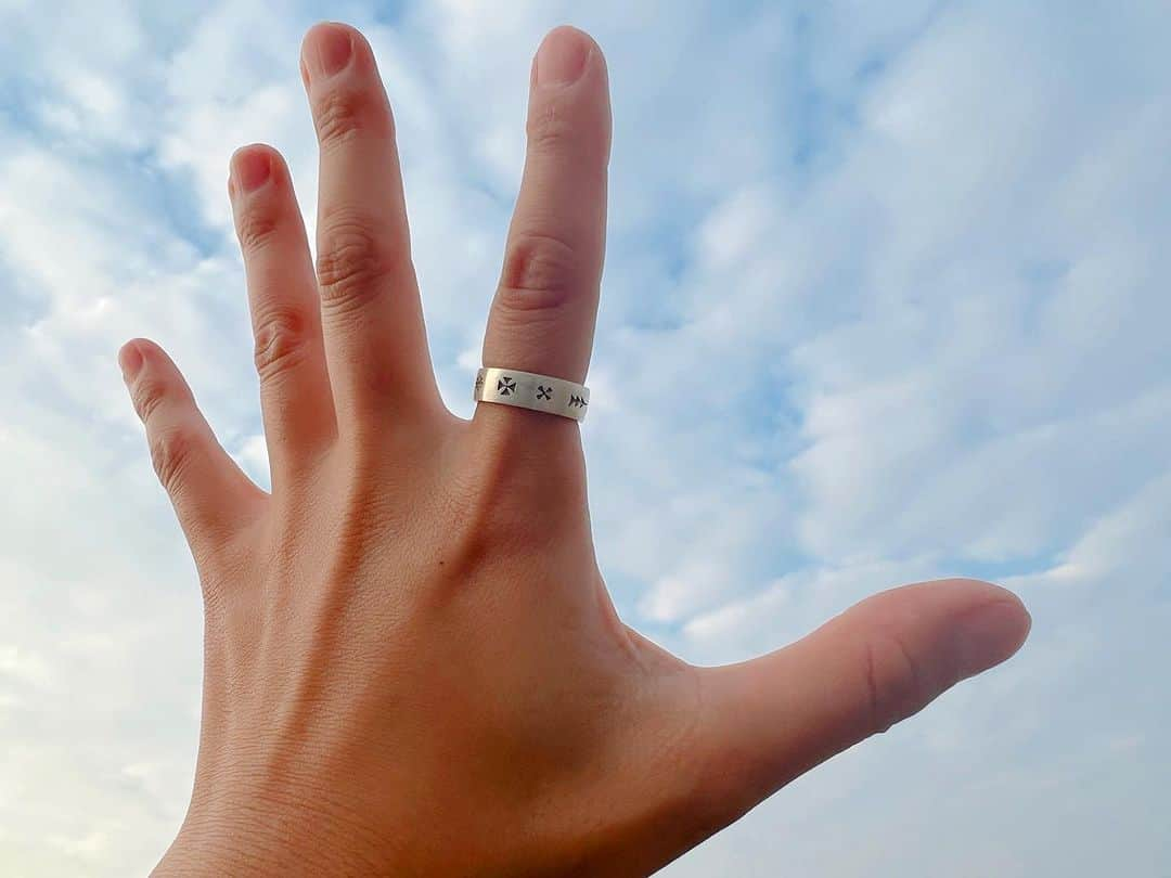 高松いくのインスタグラム：「🖐️💍  手放すものもあれば 掴むものもある  「他者に勝つ」ではなく「自分に克つ」  沖縄で偶然に出逢った 途絶えた文化 《ハジチ》を彫った指輪  今日、 前回行ったら閉まっていた オキナワ ハナサキマルシェ内にあるお店『海想』 出逢ってしまった。  @kaisou_okinawa   かつて 琉球列島にあった風習“ハジチ（針突）” 琉球王国時代から昭和初期ごろまで行われていた女性の刺青  文様ひとつひとつに意味があり、 幸運や魔除け、極楽浄土、成女儀礼や子孫繁栄など  このハジチリングは八重山諸島のハジチをモチーフに、 ハジチの左手に入れられていた紋様を リングとしてアレンジし指につけられるように なっているそうです  今回、 滞在中、沖縄の言葉、食、習慣など、 文化を地元の方からの教えて頂いたり、 歩いて体験しに行ったり 毎日発見でいっぱいだったのですが  今日は、 新たな文化との遭遇で  ここに来た目的や ここでの学び ここからスタートするゴールへの克を刻み掴み取る！ っと、いう想いで購入  模様の意味  マンダマーナ（四弁花紋）  手の甲の中心施された模様です。 元は奄美群島の徳之島の模様であると言われていますが、 沖縄では竹富島で数例見られたということです。 アマン（ヤドカリガニ）模様の発展系だとみられています。  トゥギャー  弓の矢を象った模様で地方によって様々な柄がありました。矢は射られると飛んでいき戻ってこない様に、 嫁に行ったら戻る事が無いようにとの思いを込めて、 指に彫られました。 また、「矢で刺す」ということから「魔除け」 としてのあったようです。  アマン  ヤドカリガニの形を表しています。 アマンという神が海原を槍でかき混ぜて島を作った と伝えられています。 その島から出てきたヤドカリガニの穴の中から 人間の男女が産まれたと考えられており 「自分達はアマンの神の子孫である」ということから、 「子孫繁栄」の意味を込めて この模様を施したと言われています。 主に八重山地方に見られた模様です。  など  ヤドカリ⁉️私だ😍笑  日本の文化なのに まだまだ知らない事 文化、発見、体験でいっぱい‼️  今つけてる、福島県ハワイアンズで購入した 波🌊の指輪ともマッチ❤️  #沖縄 #文化 #指輪 #ハジチ  #ハジチアクセサリー  #アクセサリー #想い #克 #お守り #刻む #okinawa #culture #accessories #リング #ring」