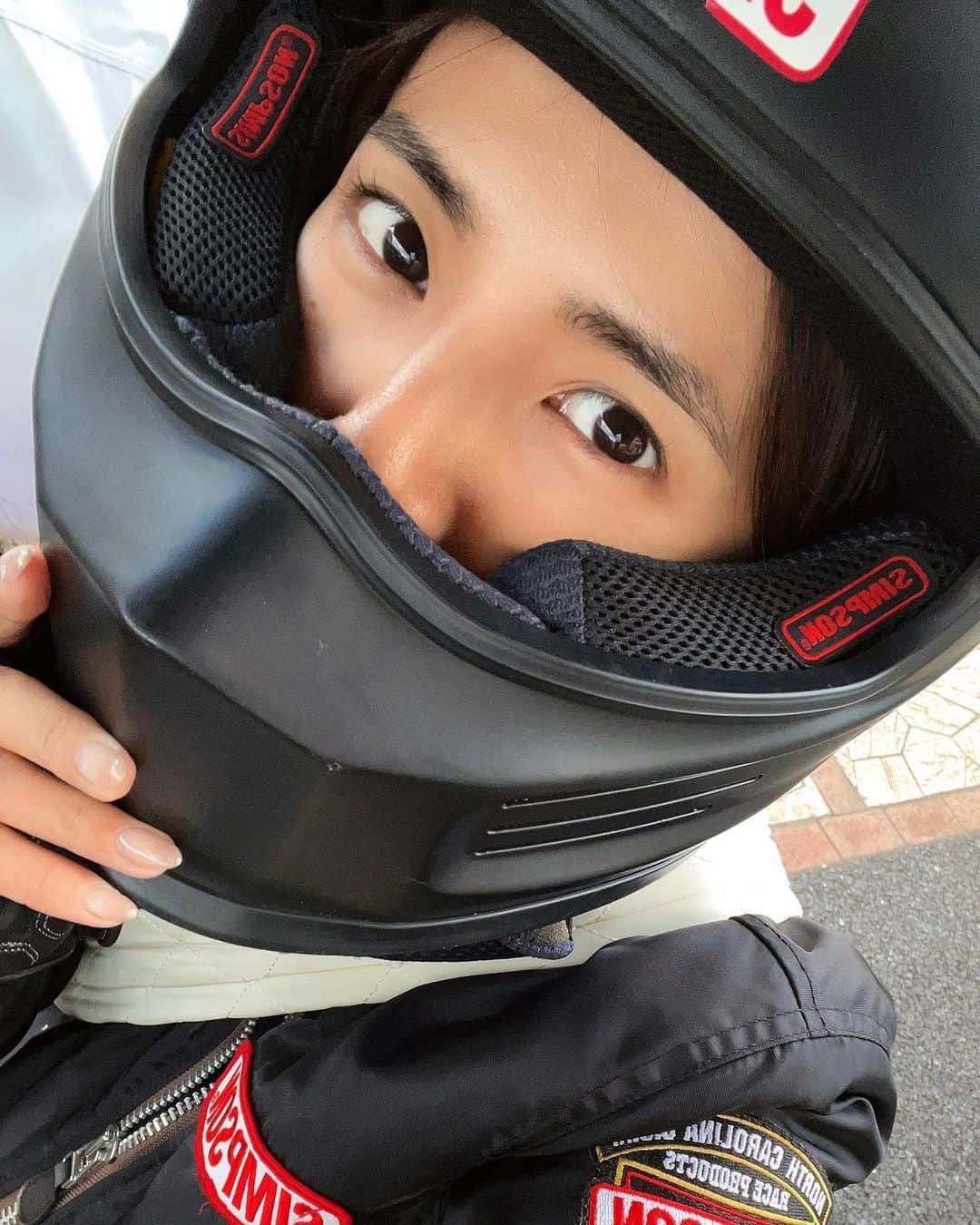 佐野千晃のインスタグラム：「バイクが気持ちいい季節だぁ〜！！  ヘルメット新しくしようか悩む⛑️  目の部分が黒いから夜下げれなくて困っちゃうから新しいの欲しい⛑️  安全も考えてフルフェイスが好きなんだけどなんかかっこいいのあるかな😎  出来ればお安いやつで、、、、笑  #ハーレー #ジェット #乗り物 #好き #100km #体感  #ハーレーダビットソン #大型二輪免許 #小型特殊免許  #Harley #HarleyDavidson #バイク #バイク女子 #かっこいい #883 #ブラック #ハーレー女子 #ハーレー乗り #ハーレーカスタム」