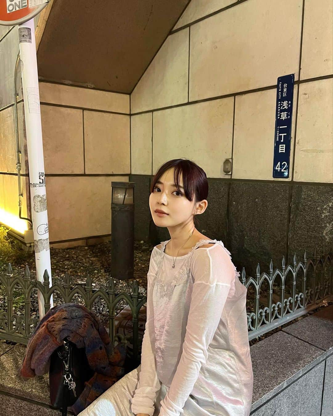 山崎江莉のインスタグラム：「浅草夜散歩して、 今年初🍢と珍しく🍺  tops: @youth_lab_kr  pants: @youth_lab_kr  shoes: @youth_lab_kr  cardigan: @perverze_official  bag: @maisonmargiela   涼しい〜とか喜んでたらもう寒いのね笑  #pr」