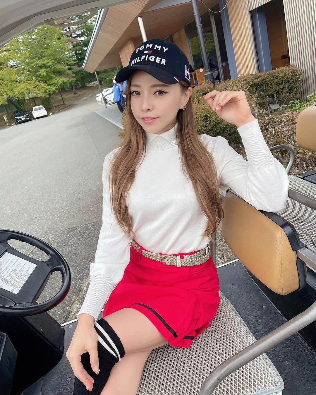 mahaのインスタグラム：「暑すぎず寒すぎず 良い季節になった⛳️  #ゴルフ #golf #ゴルフ女子 #ゴルフウェア #descentgolf #スポーツの秋 #秋晴れ #japanesegirl」