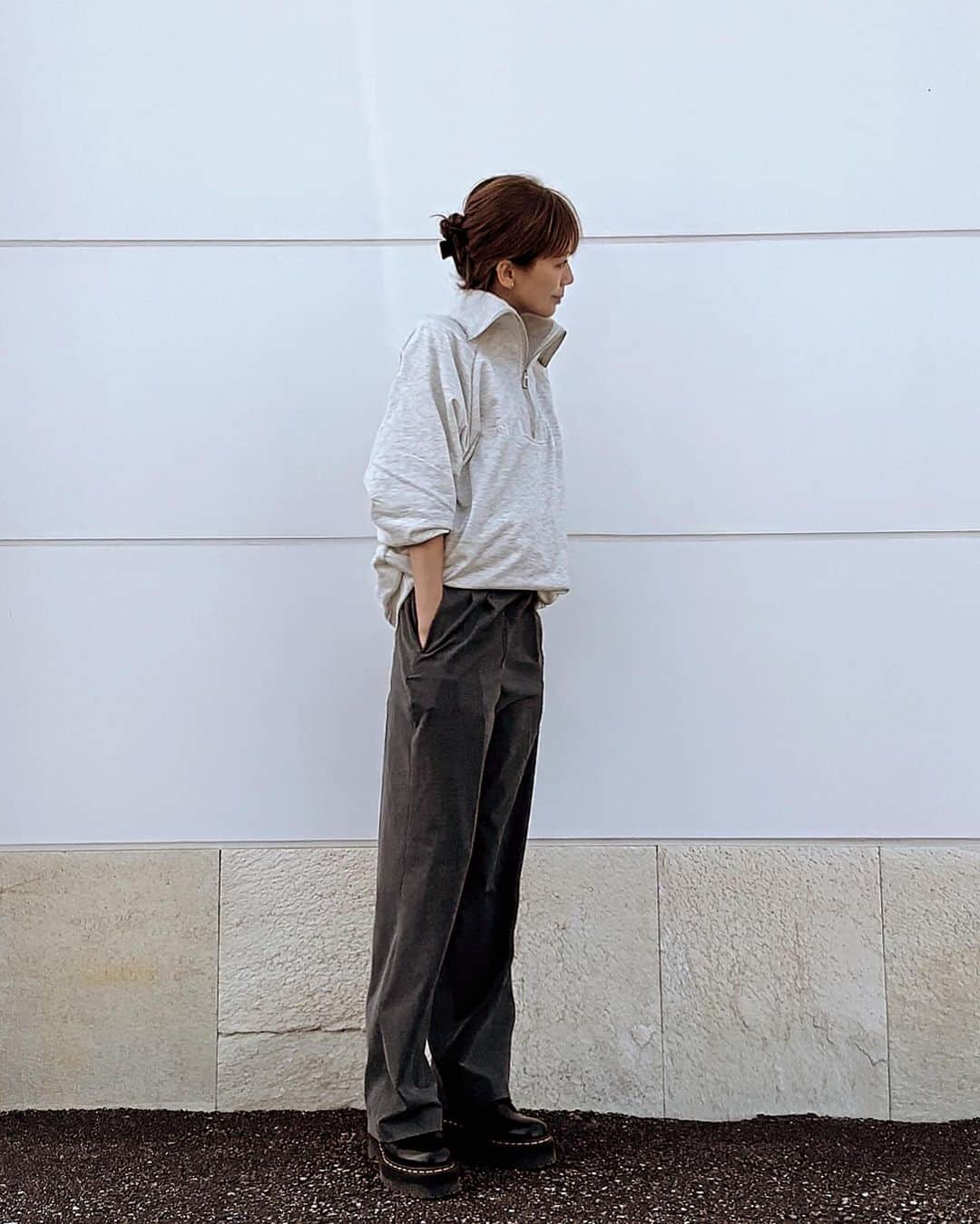 山本明果のインスタグラム：「⠀ ⠀ ⠀ ⠀ 🍰☕️🍾 ⠀ ⠀ tops / #seable pants / #uniqlo  shoes / #drmartens  ⠀ ⠀ @seable2016  セール中のハーフジップ。 オーバーサイズでかわいく着ていただけます。 あと少しだよー。 ⠀ ⠀ マーチン好き。 何年もずっと履いてる。 ⠀ ⠀ 友達に忘れ物届けに行ったらケーキくれて、ケーキもらいに行ったみたいになっちゃった笑 なんかサクッとくれたケーキかわいくて🍰 美味しかったよーありがと♡ ⠀ ⠀」