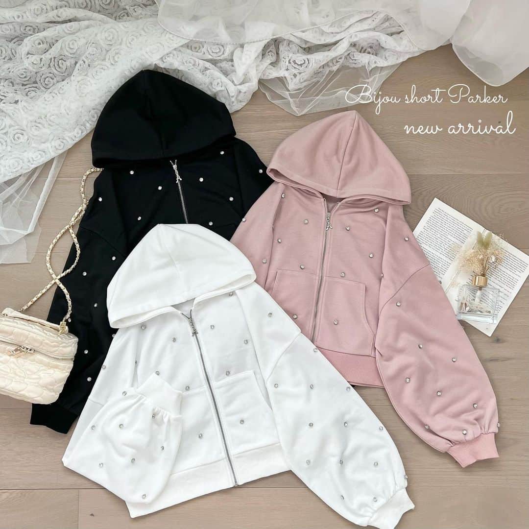 apres jour(アプレジュール) のインスタグラム：「【new arrival🎀】10/12(thu) 21:00〜 ⁡ ◆トレンドのキラキラビジューがポイントのガーリーパーカー ⁡ ビジューのキラキラ感が1枚で主役級に映えるトップスです。 たぽっとした女の子らしさがでるお袖なので、カジュアルになりがちなパーカーも、 ガーリーなスタイリングで着用していただけます。 ストーン入りのZIPチャーム付きで一気に可愛らしさがアップ。 コンパクトな形なので持ち運びにも便利です。 ショート丈のボトムス合わせですっきりとしたまとまりある印象に◎ ⁡ #ビジューショートパーカー 商品番号🔎981752 サイズ…F/XL ￥4,595(taxin) ⁡ ⁡ こちらの画像はインスタ用に加工しておりますので、カラーの雰囲気が実際の商品と異なる場合がございます。 商品ページにてカラーのご確認をお願い致します。 ⁡ #ZOZOでしか買えない #アプレジュール #アプレ部」