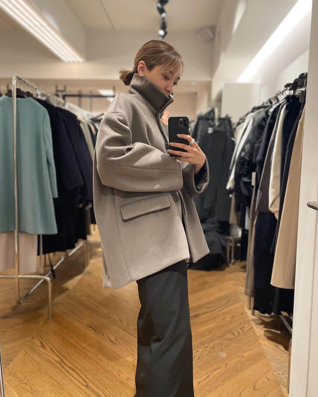 かんだまのインスタグラム：「昨日は長時間のインスタライブにお付き合い頂き、ありがとうございました！！  というわけで、防寒良し！着回し良し！の、コクーンアウターがついに明日10/13(金)より販売開始です🫡🔥 ☞詳細は @marw_unitedarrows_official まで  予約販売で購入してくださった方は、届き始めてる頃かしら？気に入って貰えたかな？ドキドキ。  このアウターは、ウール70%超・裏地付きでしっかり暖かいし、ボタンの閉め方次第でいろんな表情を楽しめるアウター。  昨年も販売したんだけど一瞬でなくなってしまって、再販のお声を過去一頂きまして、今年も販売を決めました！皆様たくさんのご意見ご要望ををありがとうございました🙏♡  そして、実は昨年の時点で私のわがままにより価格がバグってましたが、今年はご時世の関係でよりバグりました！  でも昨年買えなかった人多いのに値段上がったら悲しいじゃん？それも運命っちゃ運命だけど、でも喜んでもらえたらそれが1番じゃん！ってことで、昨年と価格は据え置き、カラバリが新しくなって発売です🙌♡（アローズさん、関係者の皆様、まじでありがとうございます🙇🙇🙇）  1人でも多くの方に喜んでもらえますように🌼  ____________________________ POPUP 10/13(金)-10/17(火) 大阪・西宮 10/13(金)-10/22(日) 大宮 10/27(金)-10/31(火) 金沢・池袋  ○期間中POP UP開催店舗にて＜MARW UNITED ARROWS＞の商品を税抜15,000円以上お買い上げの方へ、先着っでMARWロゴの刺繍を施した今治ハンドタオルをプレゼント ○お買い上げ金額に関わらず＜MARW UNITED ARROWS＞の商品をお買い上げの皆さまへロゴステッカーをプレゼント ____________________________ かんだま店舗日程 10/15(日) 16:00-18:00 西宮 10/16(月)大阪 10/27(金)池袋 10/29(日)金沢  ☞時間は西宮決定。他は追ってお知らせ。 ☞10/30(月)の午前中も金沢店舗いるかも ☞大宮は今回不在。 ____________________________  #冬アウター #marwunitedarrows #新作 #コスパ最強」