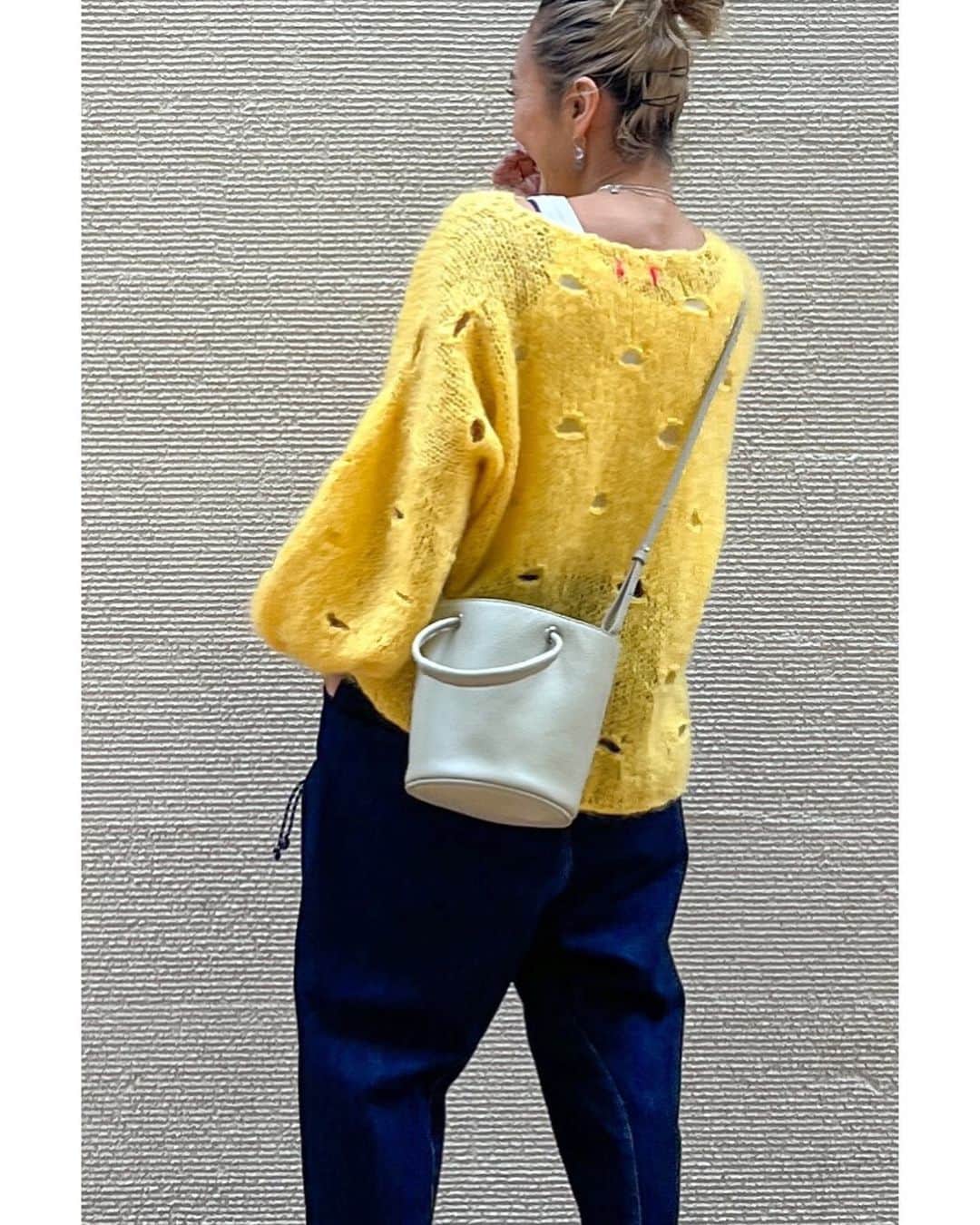 土井地恵理子さんのインスタグラム写真 - (土井地恵理子Instagram)「・ ニットの季節がきた🧶💛 そろそろサマリーポケットから 冬服も取り寄せなきゃ  ワークパンツのようなデニムが 履きやすくて 動きやすくて 感動✨  knit @amrta.jp  denim @bit_blue_jp  bag @h.v.f.n   #coordinate #fashion #コーディネート#アラフォーコーデ #knit #ニット #denim #デニム」10月12日 19時26分 - ericodoiji