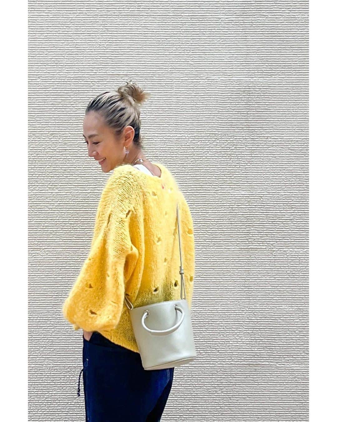 土井地恵理子のインスタグラム：「・ ニットの季節がきた🧶💛 そろそろサマリーポケットから 冬服も取り寄せなきゃ  ワークパンツのようなデニムが 履きやすくて 動きやすくて 感動✨  knit @amrta.jp  denim @bit_blue_jp  bag @h.v.f.n   #coordinate #fashion #コーディネート#アラフォーコーデ #knit #ニット #denim #デニム」