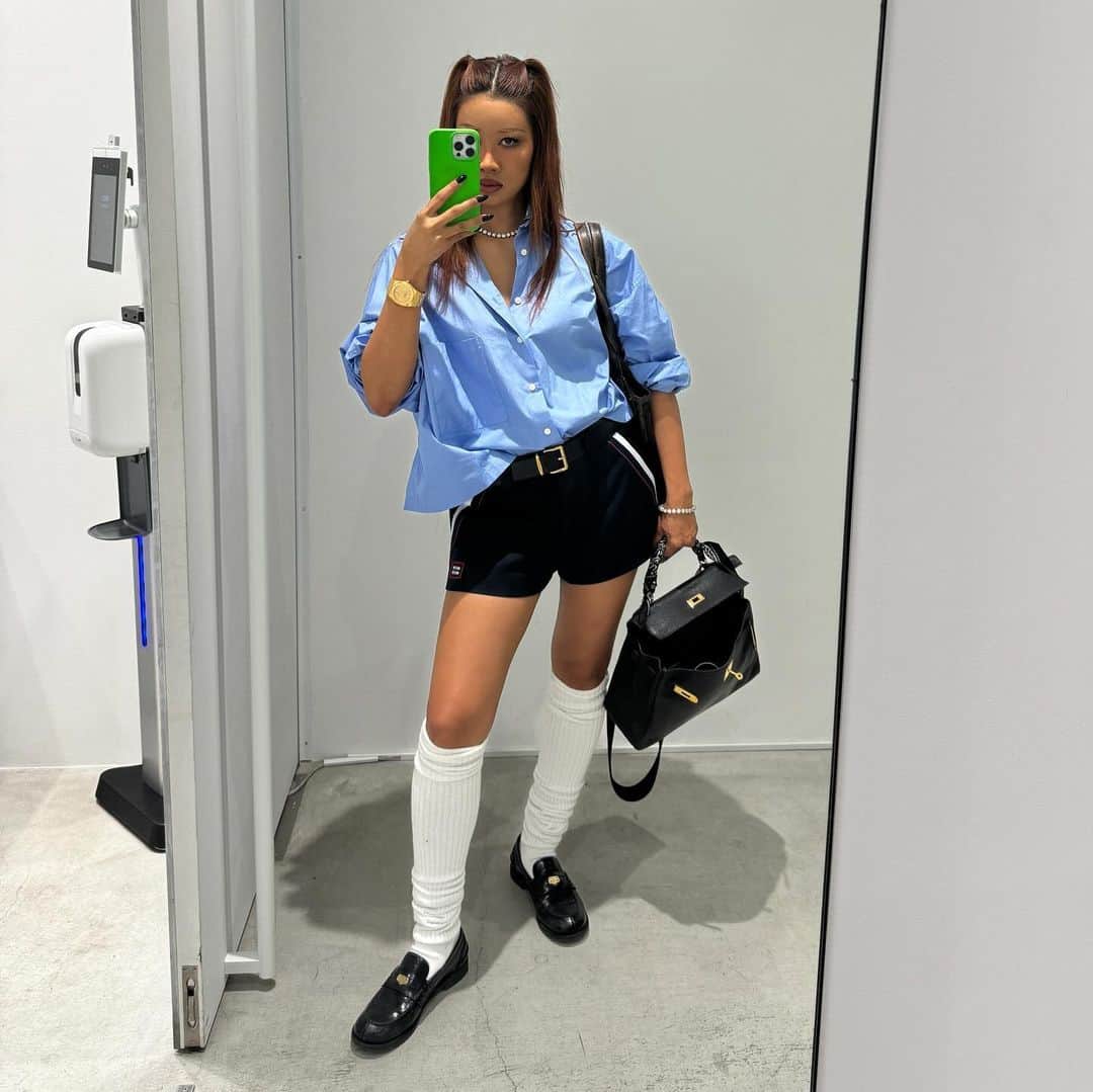 YOONのインスタグラム：「🤳🏽✨」