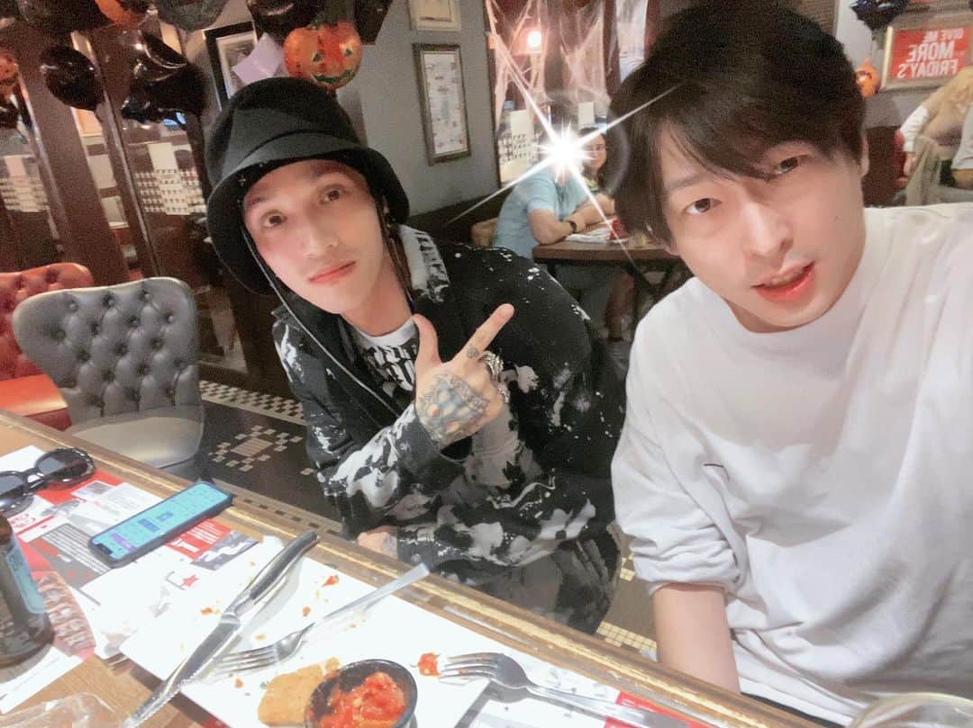 山口賢人のインスタグラム：「本日36歳になりました。  いつも応援してくださる皆様、本当にありがとうございます。  稽古後、coldrain リョウくんに街ブラデートからディナーして頂きました。  #coldrain」