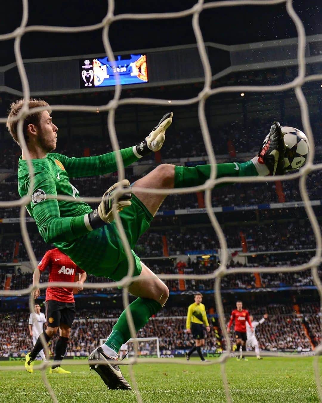 UEFAチャンピオンズリーグのインスタグラム：「The art of goalkeeping 🥅  #UCL」