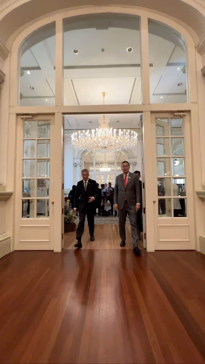 リー・シェンロンのインスタグラム：「Glad to welcome Thai PM @sretthathavisin on his first official visit to Singapore as PM today.   Singapore and Thailand are close partners in ASEAN. Our economic and business links are growing, and we are cooperating in emerging areas such as the digital economy, carbon credits, and renewable energy.  Our two countries also share close people-to-people ties. Partnerships between our educational institutions are growing and more young Singaporeans visit Thailand for internships. Singaporeans also enjoy visiting Thailand for the scenery, culture, food and shopping, just as Thais like to come to Singapore too.  Thailand’s strong support for SAF’s training in Thailand for over 40 years has also deepened our defence relationship.    I look forward to working closely with PM Srettha for the benefit of the region and our peoples. 🇸🇬🇹🇭 – LHL   (PMO Video by Koh Yong Sheng)」
