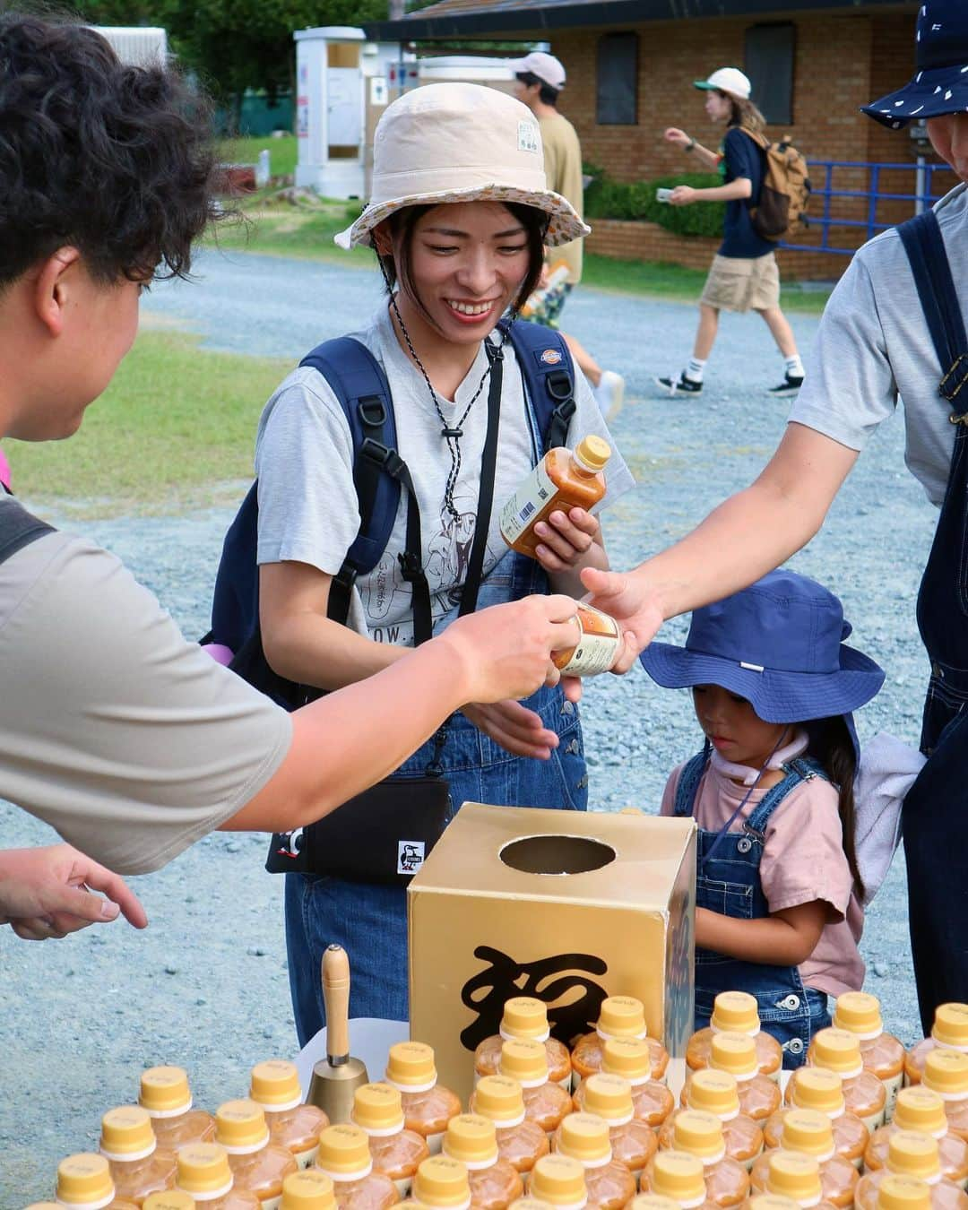 UNBY GENERAL GOODS STOREさんのインスタグラム写真 - (UNBY GENERAL GOODS STOREInstagram)「イベント振り返り！ @outdoorsmileshizuoka   静岡のアウトドアスマイル！ #伝説のくじ　でスタッフの才能が開花したり、ゆったりな空気感のなか、のびのびと楽しませていただきました。  また、関西チームは、UNBYの社用車おじいエコノラインをかっ飛ばして参上🚗 　@minimal_works_jp のアゴラをコネクターで連携したり、アルベルゲを張り出せるのは屋外ならでは。なかには、ミニマルワークスのテントをはじめてみるー！👀と、目を輝かせてくださる方々がいて嬉しかったです😭  静岡のみなさま、ほんとにありがとうございました！  . . . . . #unbygeneralgoodsstore  #伝説のくじ #minimalworks #minimalworksagora  #エコノライン  #おじい車」10月12日 19時23分 - unby_official