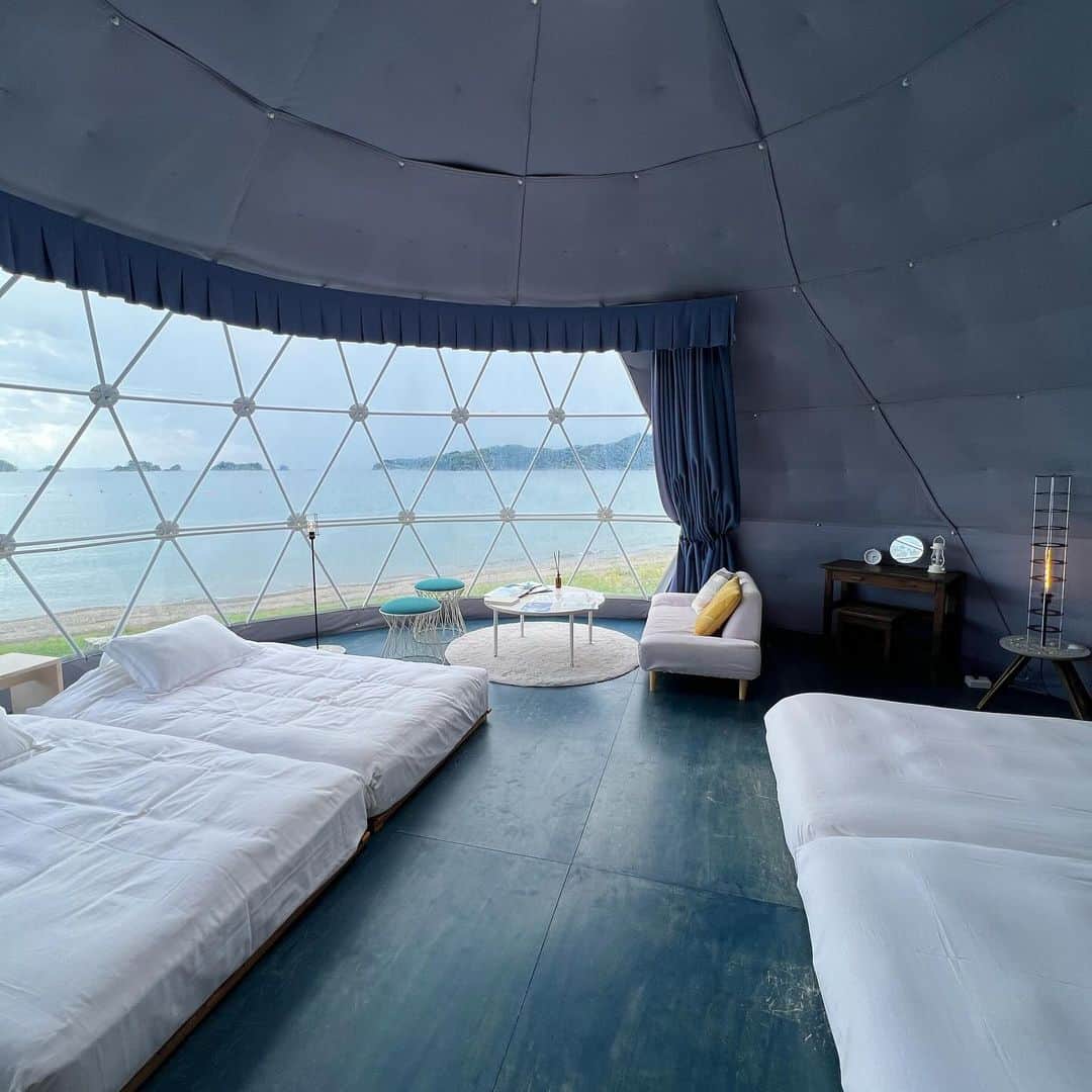 関さくらのインスタグラム：「⛺️✨️ 三重県にお邪魔してきました🐋🩵 ずーっと行きたくてTikTokで見て 保存までしてた所だった念願の場所🫶🏻 @glampocean_iseshima に行ってきたよ〜〜🙏🏻 ̖́-  ここのグランピングは目の前が海で 波の音が綺麗でプライベートビーチだから すごくゆっくり過ごせたよ🏖  夜はBBQして花火もできて本当に充実できた幸せ🫢 1番感動したのは星✨綺麗すぎて声出した笑  是非おすすめしたい場所です︎🩵 まだまだ載せたりないから今度リールでも投稿するねっ🫶🏻  #PR #グランピング  #グランオーシャン伊勢志摩」