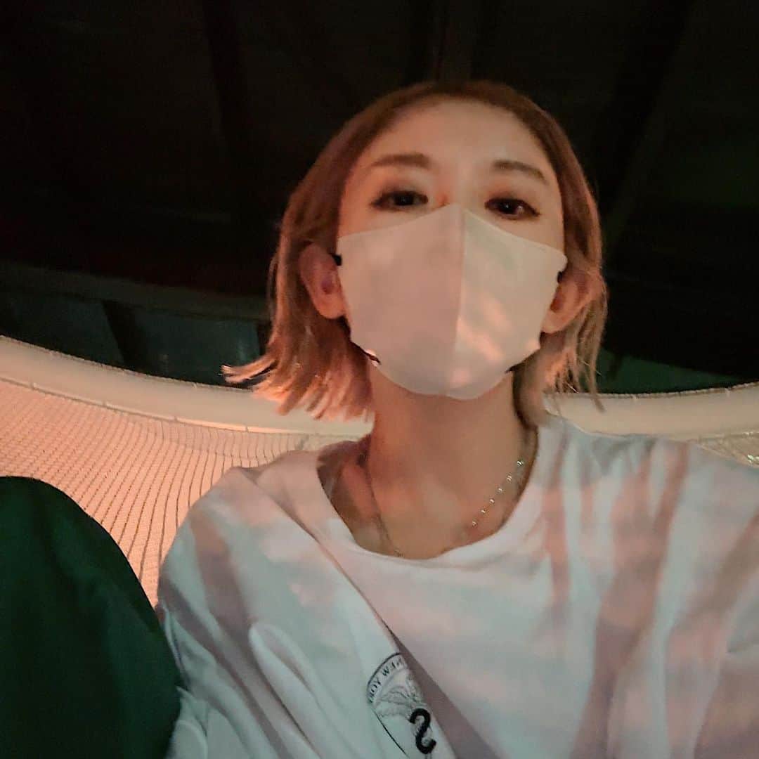 mayumiのインスタグラム：「* 髪の毛ようやく切りました✂️ . カラーもだいぶ統一されてきた…かな👩‍⚕️ . . ネットの上は快適過ぎて年寄りは眠くなりました💤 . . *」