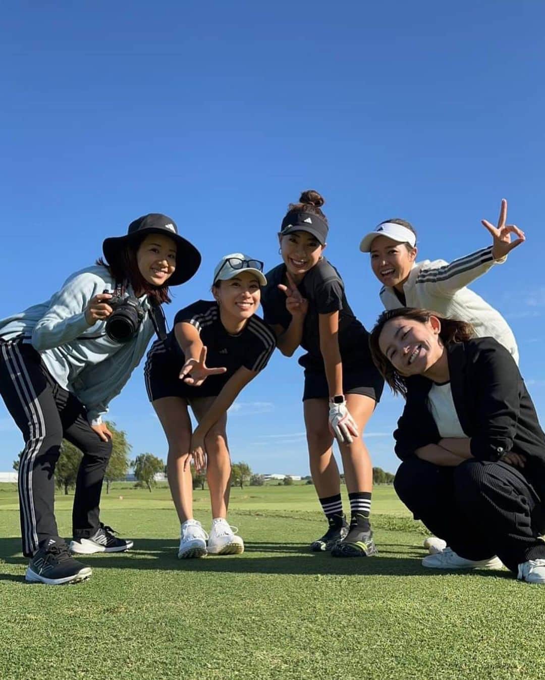 平野杏梨さんのインスタグラム写真 - (平野杏梨Instagram)「𝟭𝟬/𝟲 𝗢𝗨𝗥 [𝗙𝗔𝗜𝗥] 𝗪𝗔𝗬 𝗥𝗢𝗨𝗡𝗗 💘 📍 𝗞𝗢𝗦𝗛𝗜𝗚𝗔𝗬𝗔 𝗴𝗼𝗹𝗳 𝗰𝗹𝘂𝗯   📸 by @aya_dream04   @adidasgolf @adidastokyo   風強かったけどお天気もメンバーも最高で本当に楽しかった💘💘  女子だけラウンドってなかなか少ないけど、ほんっとうに楽しいのでゴルフやってる方は是非ゴルフ女子会やってみてほしいなああ。私は普通の女子会より何倍も好き！笑  アヤさんの写真が大好きなのでまだまだアップしまーす💞   お誘いありがとうございました💞 @nozominabeshima   #ourfairway#adidas#adidasgolf  #アディダスゴルフ#アディダス #ゴルフコーデ#ゴルフ#ゴルフウェアレディース #pr」10月12日 19時24分 - anri_hirano