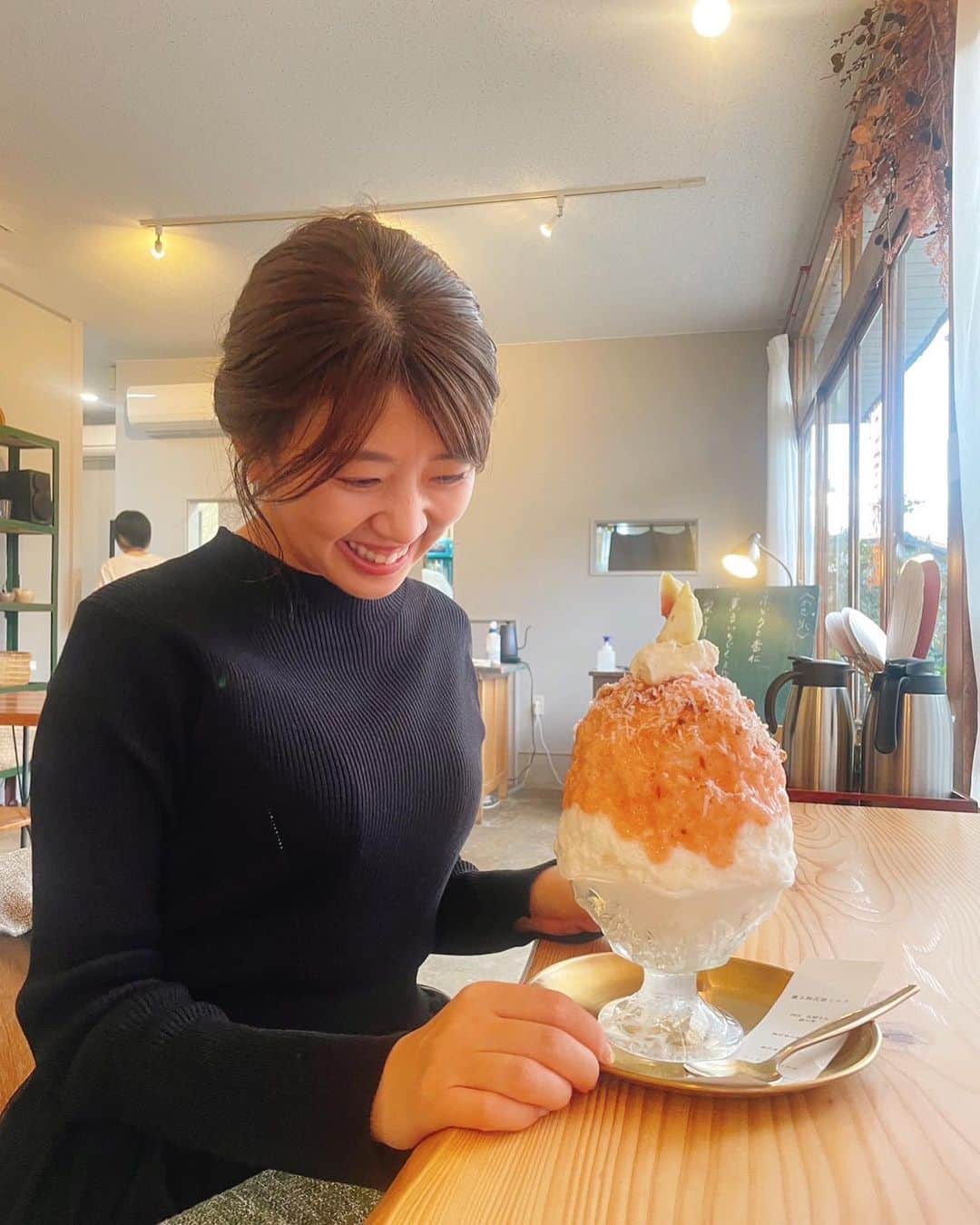 三石佳那のインスタグラム：「ㅤㅤㅤㅤㅤㅤㅤㅤㅤㅤㅤㅤㅤㅤㅤㅤㅤㅤㅤㅤㅤㅤㅤㅤㅤㅤ  心がときめいたかき氷。  あーもう食べたい！！  会社の先輩と話しながら 最高のご褒美時間でした。  寒くなるこれからの時期も 全身にホッカイロを貼って食べに行こう！ と心に決めました。  〜〜〜〜 先日のBSNテレビ おむすびチャンネルや ゆうなびでご紹介した 新潟市南区の村宮菜々子さんがつくる 季節のくだものをつめたコース料理のようなかき氷🫶  #新潟 #niigata #新潟グルメ #かき氷」