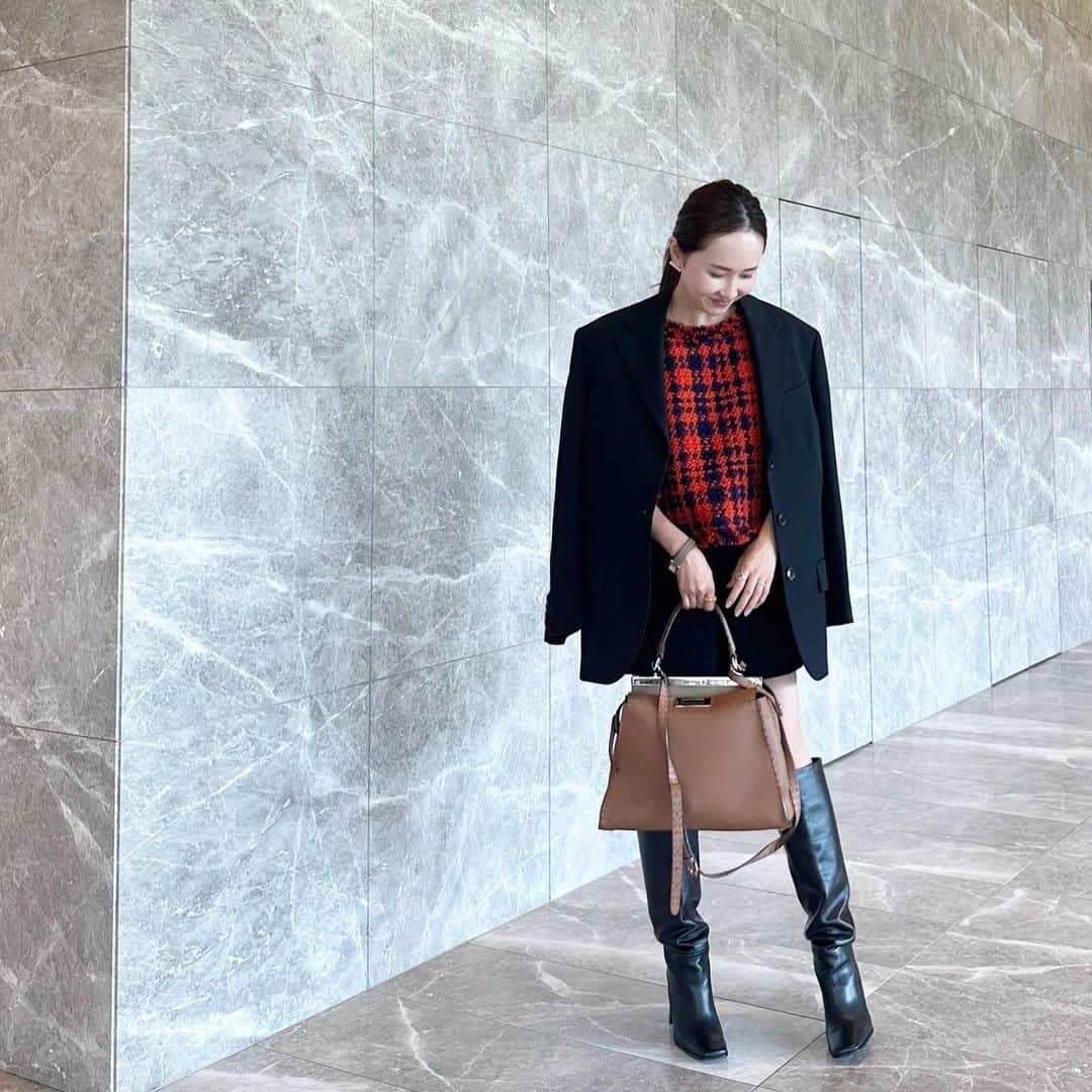 のインスタグラム：「Tweed pullover…🧶  オーバーサイズのジャケット合わせでちょっとマニッシュに着てみた🤭🖤  ツイードが暖かくてまだ暑かったけど、次はカーキのジャガードスカートと合わせてハロウィンで着ようかな〜と🎃  Jacket @acnestudios  tops @_bluelea_  pants/boots @zara bag @fendi」
