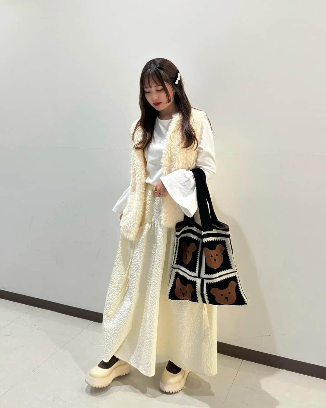 村岡美咲さんのインスタグラム写真 - (村岡美咲Instagram)「𓅿𓅿𓅿𓈒 𓂂𓏸  この日の服装がすごくお気に入り🧸 ふわふわ #白コーデ 🤍  くまちゃんバッグがポイント🥳  ┈┈┈┈┈┈ ❁ ❁ ❁ ┈┈┈┈┈┈┈  #ホワイトコーデ #オールホワイト #ファーベスト #ニットバッグ #🧸 #SHEIN #shein購入品 #スカートコーデ #ロングスカート #秋コーデ #低身長コーデ #150cmコーデ #大人ガーリー #淡色コーデ #淡色女子 #大人可愛い」10月12日 19時26分 - micho_log