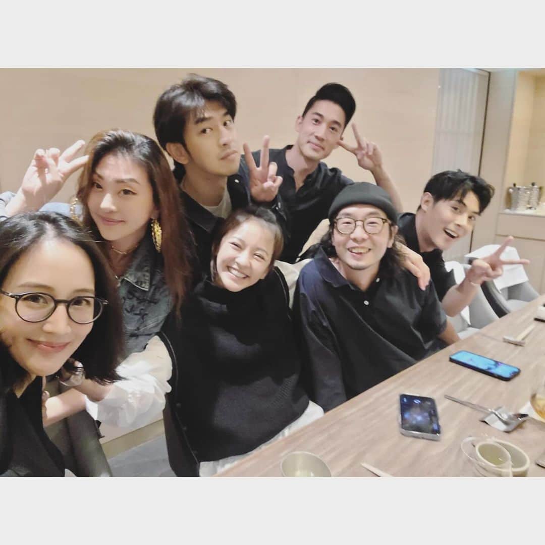 チェン・ボーリンのインスタグラム：「好久不見的同學會 🍾🥂🍶🍻🍣✨ 恭喜大發入圍金馬獎✨  Fun night ⚡️⚡️⚡️  #新的菜單也太好吃了吧 #壽司芳」