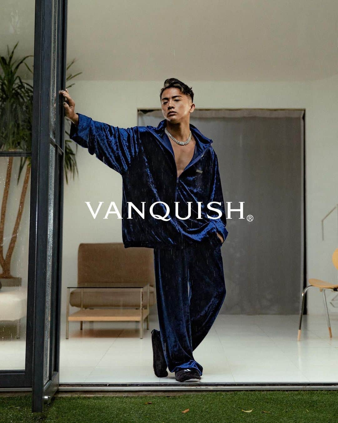 ヴァンキッシュのインスタグラム：「VANQUISH Winter Collection 2023.  Available Now.  ▪️VA embroidery velour jacket[VYJ005] ▪️VA embroidery velour pants[VYP011] ▪️VA Embroiderg fluffy slippers[VYA004]  #vanquish」