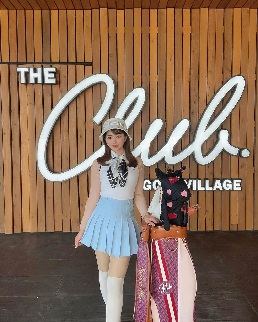 MIHOのインスタグラム：「𝑇𝐻𝐸 𝐶𝑙𝑢𝑏⛳️  もうだいぶ涼しくなってきたけど 更新さぼりすぎて夏の投稿してない写真がいっぱいだよぉー🥹❤️笑  8月に @the_club_golf_village  行った時の😘  ALL IN CLUSIVEだから 夜も朝もお酒飲み放題🥰 朝からシャンパン🍾飲むのは ここ行く時くらい🙈  member onlyのワインセラー🍷も あってお酒好きにはとっても おすすめなおしゃれなゴルフ場だね😘  お部屋の景色もゴルフ場⛳️って テンション上がるよね❤️  今月もまたお邪魔するの❤️ 楽しみだなぁ😍  👚 @fairliar_official  @fairliar.jp」