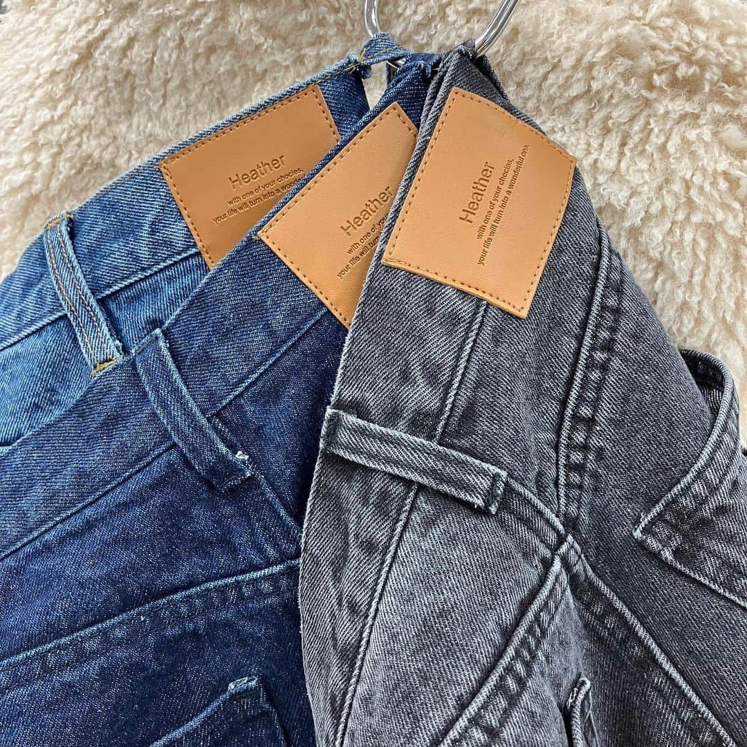 ヘザーさんのインスタグラム写真 - (ヘザーInstagram)「【　denim  collection 】 ⁡ 後ろポケットの上にはヘザーの可愛いタグが 付いているのがポイント🏷️！！ ⁡ #ベーシックルーズストレートデニム ¥6,600（税込） ⁡ ストレートデニムは足のラインをまっすぐに 見せてくれるのでスタイルアップ効果抜群。 定番のスタイルで流行り廃りなくタイムレスに 使用していただけます。 後ろポケットの上にはヘザーの可愛いタグが 付いているのもポイント。 ⁡  #Heather #ヘザー　#デニム　#デニムコーデ #デニムパンツ　#デニムコーディネート #ハイウエストデニム　#デニムワイドパンツ #デニムワイドパンツコーデ #ニット　#サマーニット　#ブーツ　#ブラウス　#ボウタイブラウス　#ブラウスコーデ　#ムートンブーツ　#ムートンブーツコーデ」10月12日 19時29分 - heather_love_official