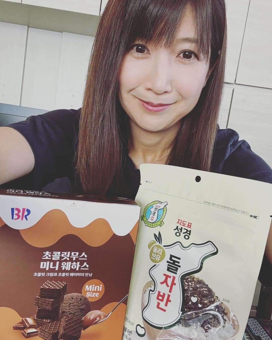 根本美緒さんのインスタグラム写真 - (根本美緒Instagram)「韓国の🇰🇷お土産もらっちゃった〜😋✨海苔とウエハースという私の大好物の２つ🤎🖤 #韓国土産 #韓国海苔 #サーティーワン の#ウエハース なんてあるんだ〜♪ちょっとビターでおいしくてハマる🤣」10月12日 19時30分 - nemotomio.official