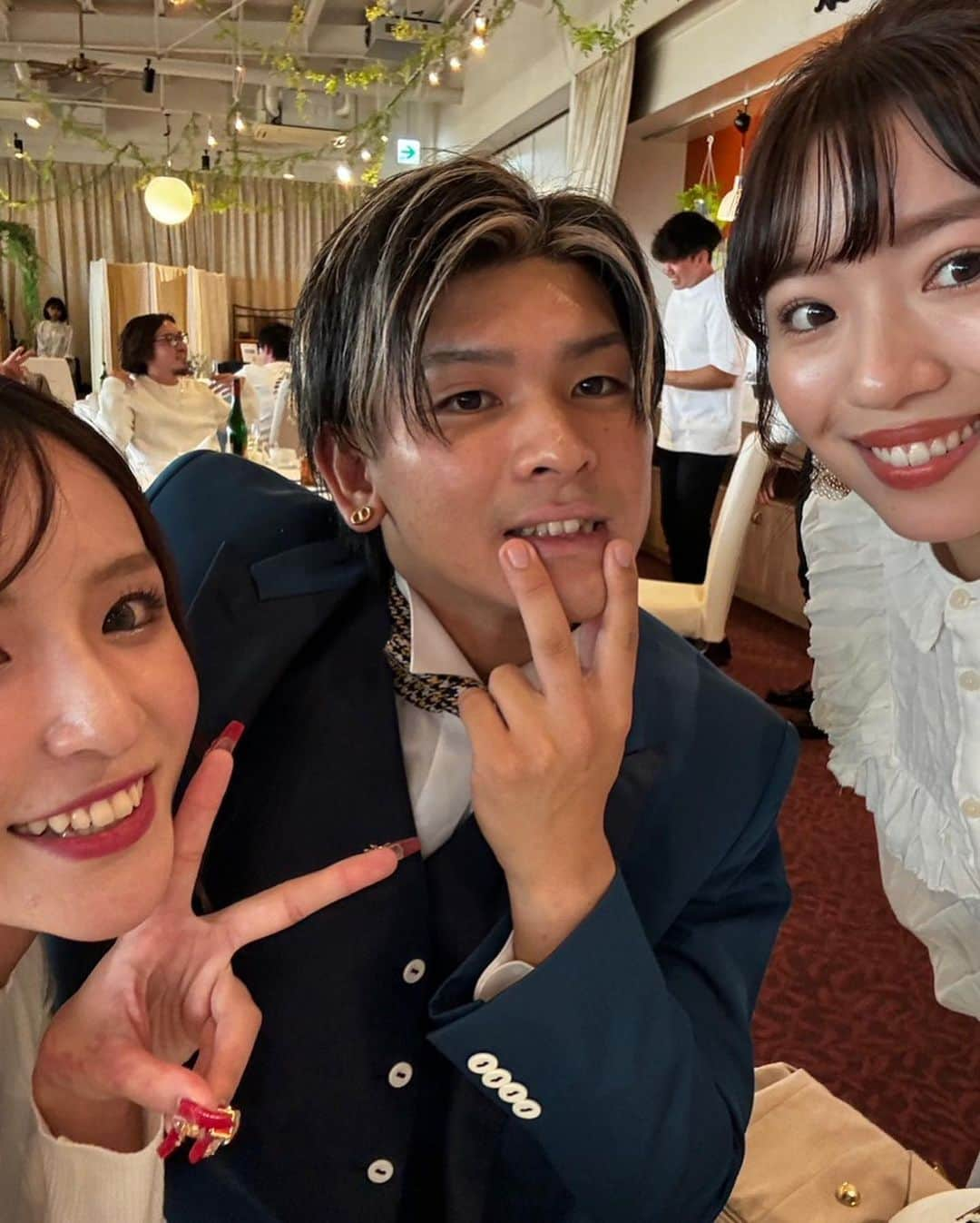 柴崎なおさんのインスタグラム写真 - (柴崎なおInstagram)「結婚式💒💙 幸せお裾分けもらった。 本当におめでとう！！  . #博多弁カープ女子 #カープ女子 #野球女子 #ボレジョ #大阪 #福岡 #japanesegirl   #タレント #モデル #ラジオパーソナリティ  #ポートレート #被写体 #photographer  #結婚式 #結婚式ヘアアレンジ #結婚式お呼ばれ #結婚式コーデ #結婚式写真 #bridal #bridalmakeup #weddingday #ヘアアレンジ #ポニーテール #gyda #gydaコーデ #派手ネイル」10月12日 19時36分 - n_srin751