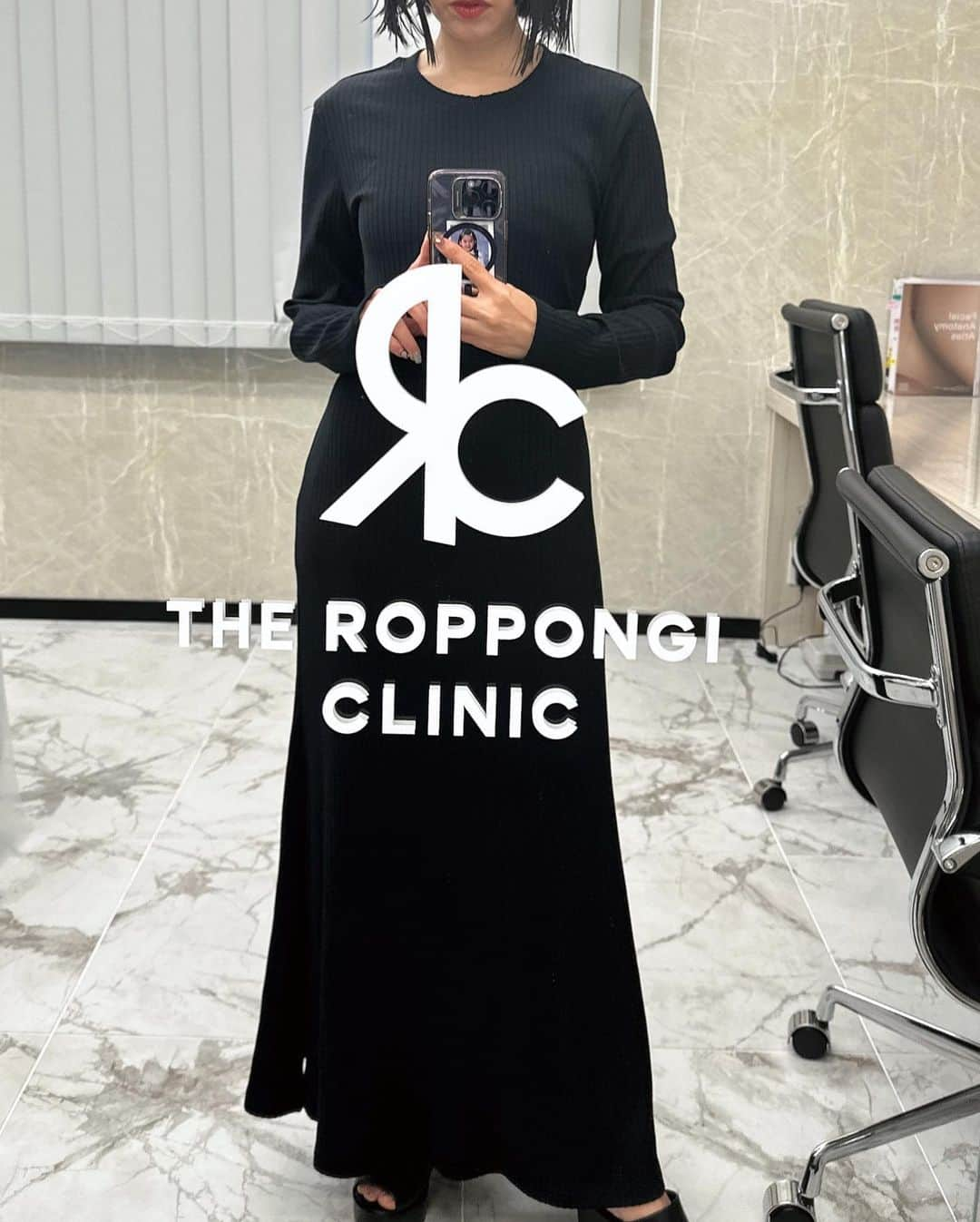 簑島三佳さんのインスタグラム写真 - (簑島三佳Instagram)「昨日は一ヶ月ぶりの @the_roppongi_clinic 恵比寿院へ  さやか先生に前回と同じ、サーマジェンと脂肪溶解注射を顔にしてもらいました  麻酔が効いてて全然笑えてないんだけど😂この後すぐ元通りになってダウンタイムもないよ  私の場合頰の肉が多くて、それがたるんでほうれい線が目立つから そこをスッキリさせてから糸とかした方がいいと言われました  親身に教えてもらえるのがとても嬉しい♡  いつもありがとうございます😊  顔がスッキリしてきたよ✨  @dr.sayakanagao  #theroppongiclinic  #ザ六本木クリニック  @honeymihoney_official  #HONEYMIHONEY」10月12日 19時36分 - minoshimamika