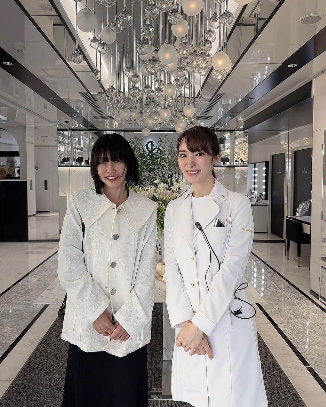 簑島三佳さんのインスタグラム写真 - (簑島三佳Instagram)「昨日は一ヶ月ぶりの @the_roppongi_clinic 恵比寿院へ  さやか先生に前回と同じ、サーマジェンと脂肪溶解注射を顔にしてもらいました  麻酔が効いてて全然笑えてないんだけど😂この後すぐ元通りになってダウンタイムもないよ  私の場合頰の肉が多くて、それがたるんでほうれい線が目立つから そこをスッキリさせてから糸とかした方がいいと言われました  親身に教えてもらえるのがとても嬉しい♡  いつもありがとうございます😊  顔がスッキリしてきたよ✨  @dr.sayakanagao  #theroppongiclinic  #ザ六本木クリニック  @honeymihoney_official  #HONEYMIHONEY」10月12日 19時36分 - minoshimamika