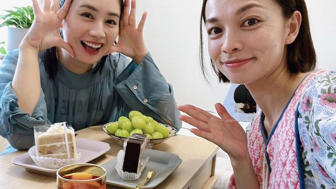 篠原真衣のインスタグラム：「なんか...今日、泣いた後みたいに疲れてる。と思ったら泣いてたわ😂。  昔からのお友達、ぴとみんの長女ちゃんがリルへお手紙を書いてくれて、まーっすぐにあったかくてボッロボロ泣いた😂。 7.8年ぶりとかなのに泣かれるぴとみんの気持ち、お察しします笑。 笑ったり泣いたり短時間の間に忙しかったー😂。 透明な心に触れたいま、 愛が満ち満ち。 お仕事への愛もドバドバ溢れてる。 ちゃんと人として地に足をつけて、色んな出来事や心と向き合って、カラフルな生きた心を届けてゆきたいな。 あっ、話が逸れそうだ。  リルの大好きな『お客さん』だけど体調が良くなくて、まーたご挨拶できなくて残念だったろうけど、きっと心では元気な時みたいにいらっしゃーい！って喜んでる🙂  お昼の薬も何も口にできずひたすら眠り続けてるリル。 やっぱり震えも出てたなぁ。  このまま寝かせてあげようかな。 薬も夜中になっても良いやね。 起きたらリルのために ぴとみんがマッターホーン買ってきてくれてるよー♡ 本当に愛されているリル。 #リルさま#リルさまの休日 #リルさま闘病中」