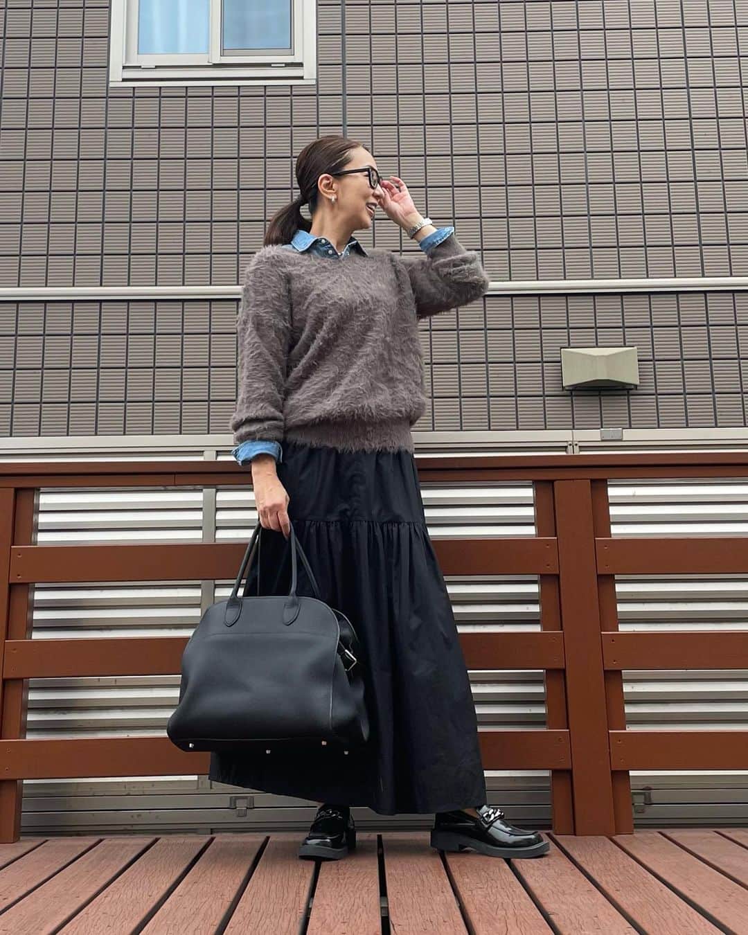 ukkyonkyonさんのインスタグラム写真 - (ukkyonkyonInstagram)「1番下の妹が今週から横浜に引っ越しました⤴️😊  50近くになってから都会で🏙暮らすの大変そぉや〜🤣🤣  まぁ　関東に行ける口実が出来たけどね🤣🤣⤴️  デニムシャツ　　@hm  ニット　　　　　@barnyardstorm  スカート　　　@clear.official  バッグ　　　@jistory_official   #locari  #partegram  #mery#beautiful #beaustagrammer  #fashionista #fashion  #instagood #fashionblogger #jマダムのおしゃれ #53歳#53yearsold #164cm#164cmコーデ#アンチエイジング #アラフィフコーデ#アラフォーコーデ#大人ファッション#今日のコーデ #今日の服 #今日のファッション#おしゃれさんと繋がりたい#秋コーデ#PR」10月12日 19時33分 - ukkyonkyon