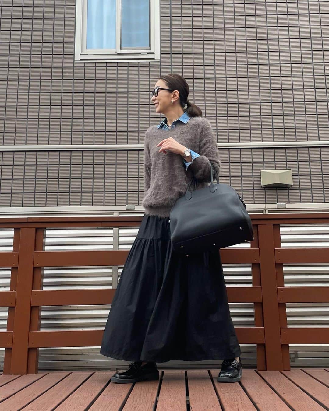 ukkyonkyonのインスタグラム：「1番下の妹が今週から横浜に引っ越しました⤴️😊  50近くになってから都会で🏙暮らすの大変そぉや〜🤣🤣  まぁ　関東に行ける口実が出来たけどね🤣🤣⤴️  デニムシャツ　　@hm  ニット　　　　　@barnyardstorm  スカート　　　@clear.official  バッグ　　　@jistory_official   #locari  #partegram  #mery#beautiful #beaustagrammer  #fashionista #fashion  #instagood #fashionblogger #jマダムのおしゃれ #53歳#53yearsold #164cm#164cmコーデ#アンチエイジング #アラフィフコーデ#アラフォーコーデ#大人ファッション#今日のコーデ #今日の服 #今日のファッション#おしゃれさんと繋がりたい#秋コーデ#PR」