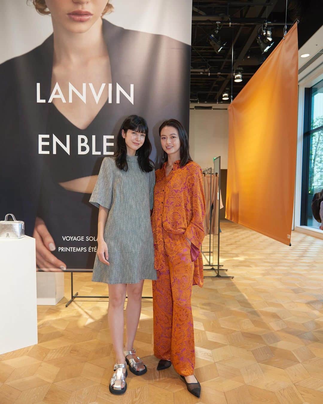 橘モニカのインスタグラム：「いつもありがとうございます@lanvin_en_bleu_womens !  今回もロリーナと一緒に🫰🏼 . . . . . #lanvinenbleu#style#fashion#model#gray#ランバンオンブルー#スタイル#ファッション#モデル#ワンピース#스타일#패션#모델#일상」