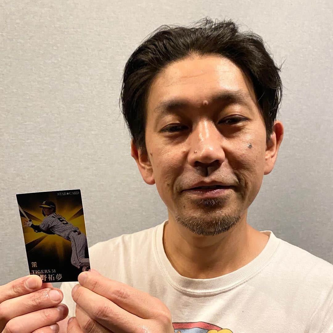 藤井ペイジさんのインスタグラム写真 - (藤井ペイジInstagram)「プレGETシアター来たらチバハラの篠原がプロ野球チップスの中野拓夢選手のキラカードくれた！新宿に来てよかった！顔色悪いけどええ後輩や！ #プレGETシアター #チバハラ #阪神タイガース #中野拓夢 #プロ野球チップス」10月12日 19時45分 - fujii_page