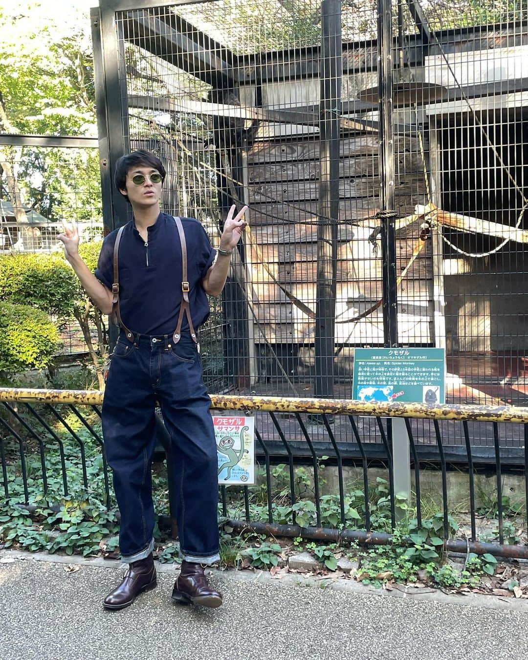 Ryosuke Miyake 三宅亮輔のインスタグラム：「最強レザーサスペンダー✖︎デニム。  （3枚目、ほぼ飼育員🐒🐐）」