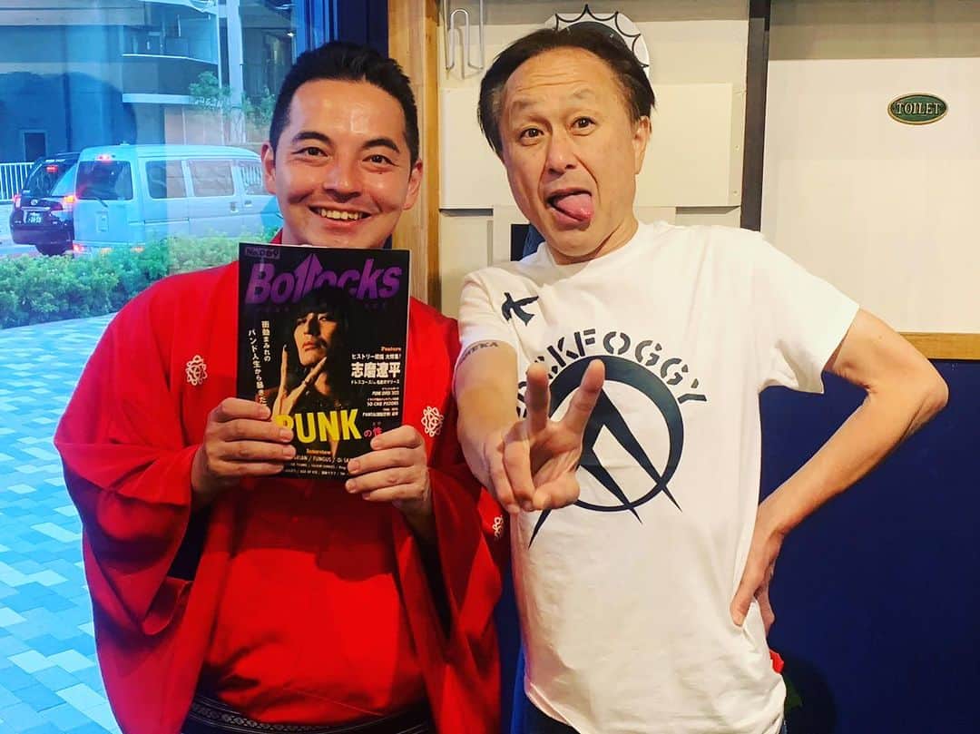 三遊亭とむのインスタグラム：「今日は雑誌Bollocksのニューロティカあっちゃん明学東村山大先輩のコーナーで対談させて頂きました。 色々とやらかしてすみません… 明日は朝9時40分過ぎから MBSラジオ「ありがとう浜村淳です」に久々出演させて頂きます。大阪向かいます！ #錦笑亭満堂」
