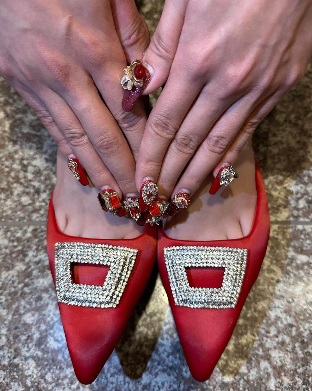 柴崎なおさんのインスタグラム写真 - (柴崎なおInstagram)「yelloの赤ミュール絶対履くの決めてたけん じゅりさんにネイル赤でおまかせ❤️‍🔥 靴見せてないのに合わせた感じなった さすがじゅりさん🥹❤️‍🔥❤️‍🔥  姪っ子たちにも知らん子供にも 大好評でした〜❤️‍🔥❤️‍🔥  . #博多弁カープ女子 #カープ女子 #野球女子 #ボレジョ #大阪 #福岡 #japanesegirl   #タレント #モデル #ラジオパーソナリティ  #ポートレート #被写体 #photographer  #結婚式 #結婚式ヘアアレンジ #結婚式お呼ばれ #結婚式コーデ #結婚式写真 #bridal #bridalmakeup #weddingday #ヘアアレンジ #ポニーテール #gyda #gydaコーデ #派手ネイル #赤ネイル #赤ミュール #ミュール #yelloshoes」10月14日 7時00分 - n_srin751
