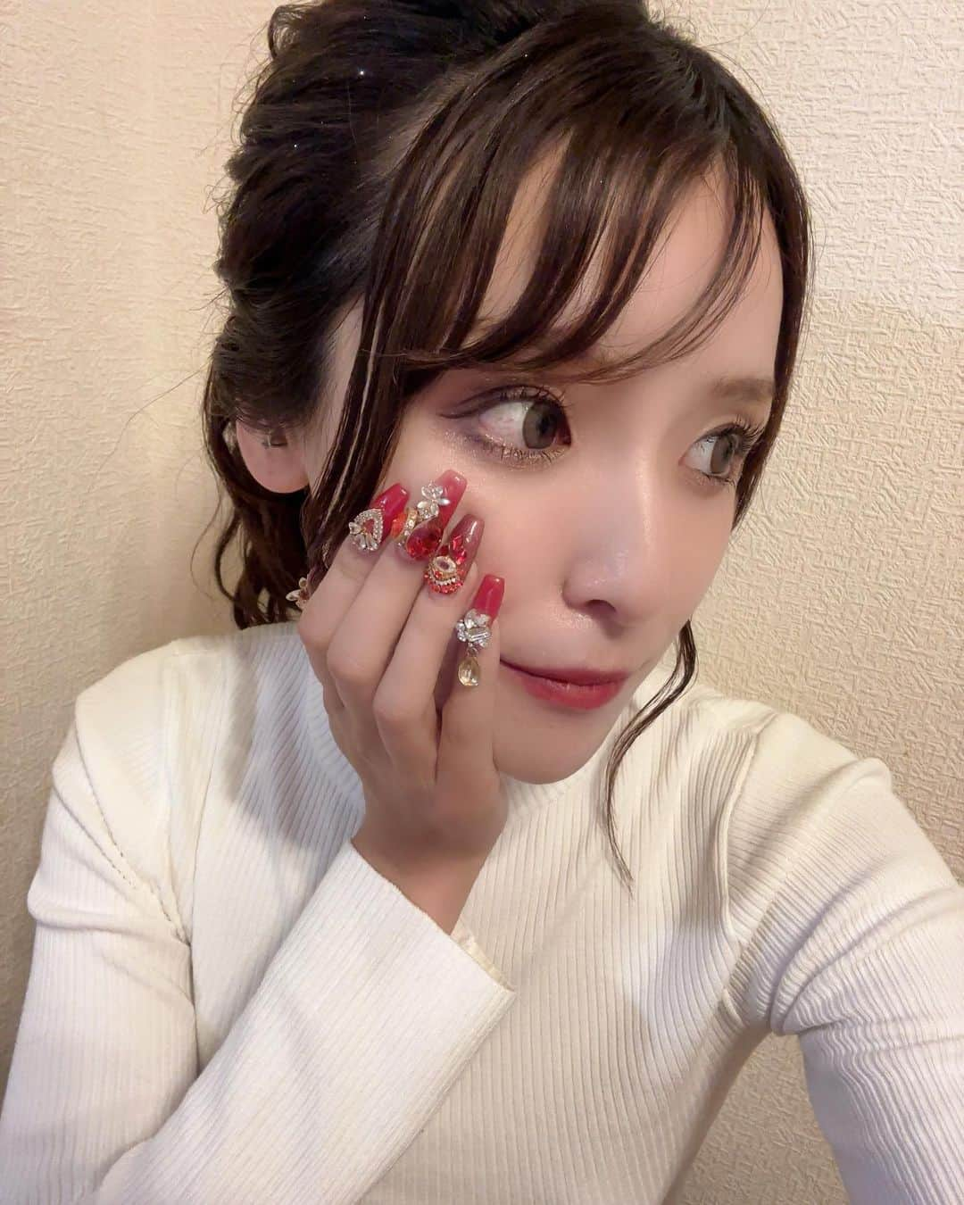 柴崎なおさんのインスタグラム写真 - (柴崎なおInstagram)「yelloの赤ミュール絶対履くの決めてたけん じゅりさんにネイル赤でおまかせ❤️‍🔥 靴見せてないのに合わせた感じなった さすがじゅりさん🥹❤️‍🔥❤️‍🔥  姪っ子たちにも知らん子供にも 大好評でした〜❤️‍🔥❤️‍🔥  . #博多弁カープ女子 #カープ女子 #野球女子 #ボレジョ #大阪 #福岡 #japanesegirl   #タレント #モデル #ラジオパーソナリティ  #ポートレート #被写体 #photographer  #結婚式 #結婚式ヘアアレンジ #結婚式お呼ばれ #結婚式コーデ #結婚式写真 #bridal #bridalmakeup #weddingday #ヘアアレンジ #ポニーテール #gyda #gydaコーデ #派手ネイル #赤ネイル #赤ミュール #ミュール #yelloshoes」10月14日 7時00分 - n_srin751