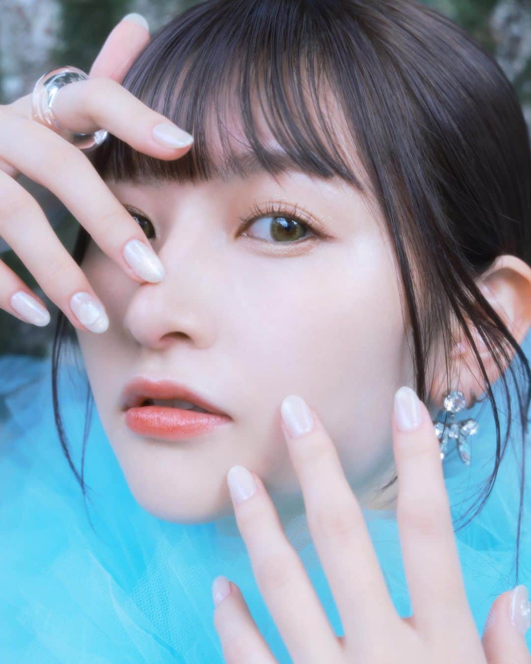のインスタグラム：「いつもカラーしてもらってる渋谷の美容室Willeさんでネイルもできるように！♡ 透明感ばっちりのホワイトネイルにしてもらったので可愛く撮影も🌟 お爪が可愛いとテンションあがるね⤴︎⤴︎」
