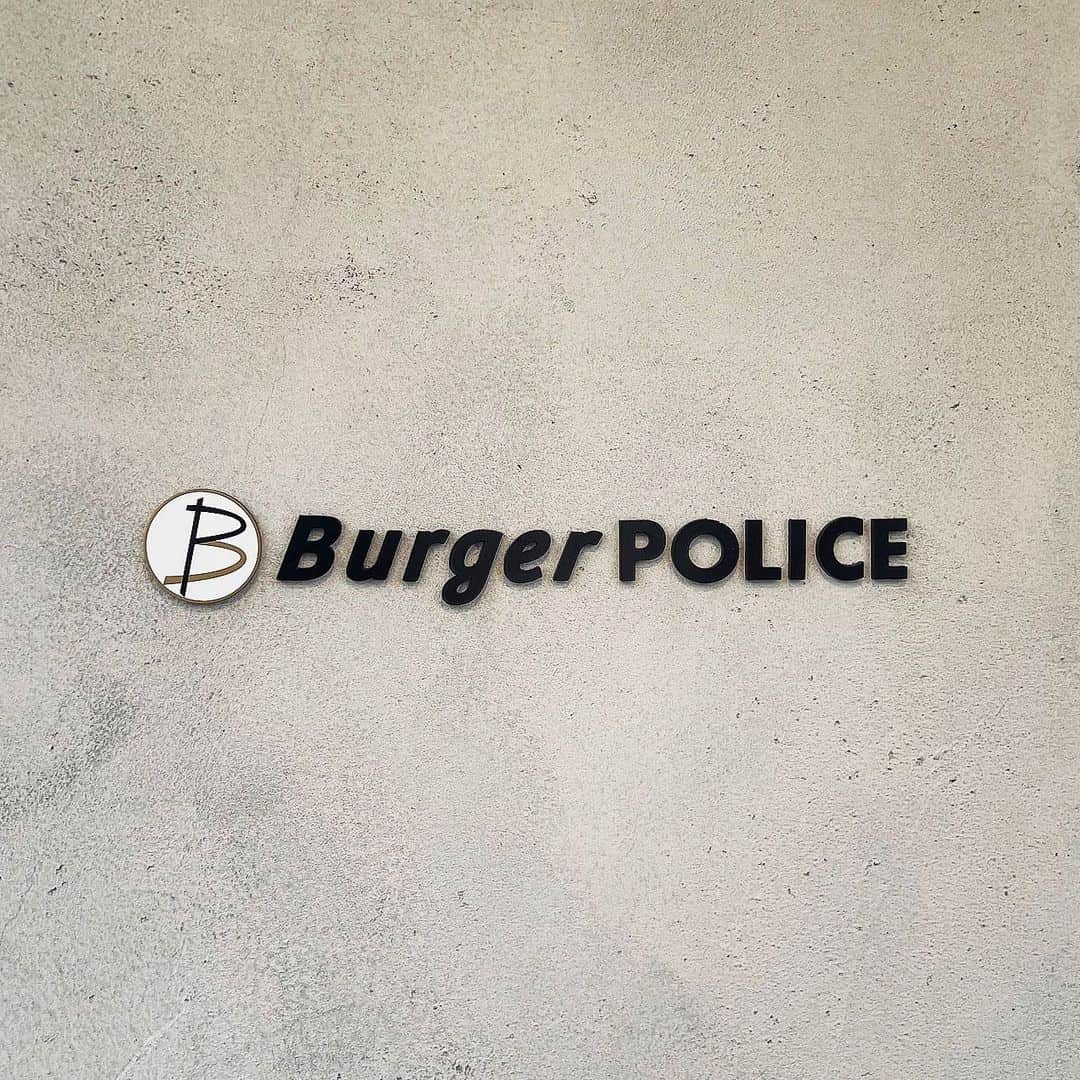 Machikoさんのインスタグラム写真 - (MachikoInstagram)「海老アボカドバーガー @burgerpolice_himonya   とっても美味しかった🥑🍟 #burgerpolice お肉は控えてるので半分だけ🍔」10月12日 19時45分 - machiko.06