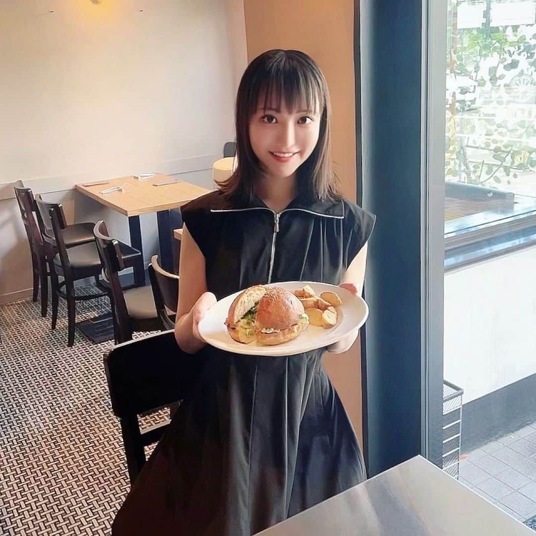 Machikoのインスタグラム：「海老アボカドバーガー @burgerpolice_himonya   とっても美味しかった🥑🍟 #burgerpolice お肉は控えてるので半分だけ🍔」