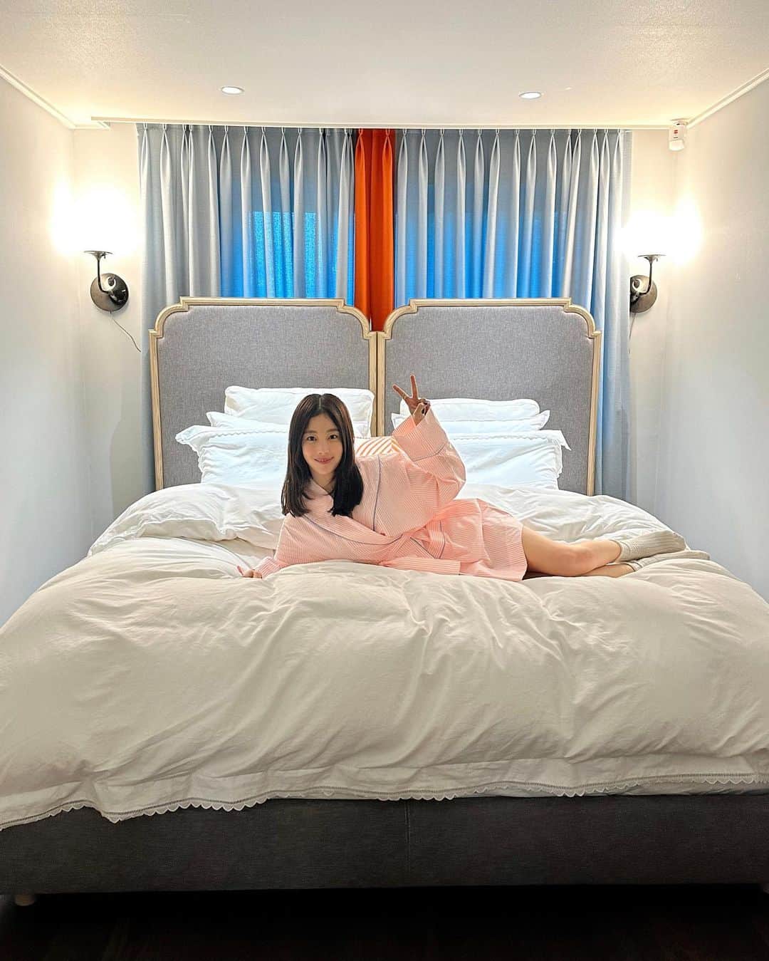 キ・ウンセのインスタグラム：「#광고  우와 예전부터 너무 너무 탐났지만  이번 기회에 저의 품으로 오게된(😉) 시몬스 뷰티레스트 블랙 이예요 🤫 매장에서 누워보고 꼼꼼하게 체형에  맞는 제품을 고른뒤 주문 후, 72시간  만에 도착했어요 프라이빗한 공간, 침실까지 배송이다  보니, '청결 방역'도 꼼꼼하게 신경  써 주셨어요. 너무 매너있으시고  든든했던 배송팀들👍🏻 덧신 착용, 손 소독, 침대 설치 완료 후 고객 동의 시 방역 건으로 소독 까지  해 주셨어요.  제가 고른 매트리스는  뷰티레스트 블랙 '루실 특급 호텔의 스위트룸을 포함한 최상위 객실에 설치되어있는 뷰티레스트 블랙이라 매일 누울때마다 천국에 가는 기분이예요 🥰 그리고 제가 고른 프레임은 모나 프레임 인데요 세로형 더블 헤드보드에 톤 다운된 컬러 패브릭이 클래식한 우드 몰딩이 돋보이는 프레임이예요  이번 침실은 좀더 여성스럽고  부드러운 느낌으로 꾸며 보고 싶어서  선택하게 되었는데 너무 잘 고른거 같아요 🫣 커튼도 달고 조명도 달고 나니 더더욱 호텔 같은 느낌이 나는 것 같아 침실에 들어 갈때마다 기분이 🤤 여러분도 매트리스 바꾸실 계획이 있으시다면 꼭 매장에 들러 누워 보시길  추천 드려요. . . #세상편한매트리스  #시몬스 #시몬스침대  #침실인테리어 #침대추천 #침실인테리어」