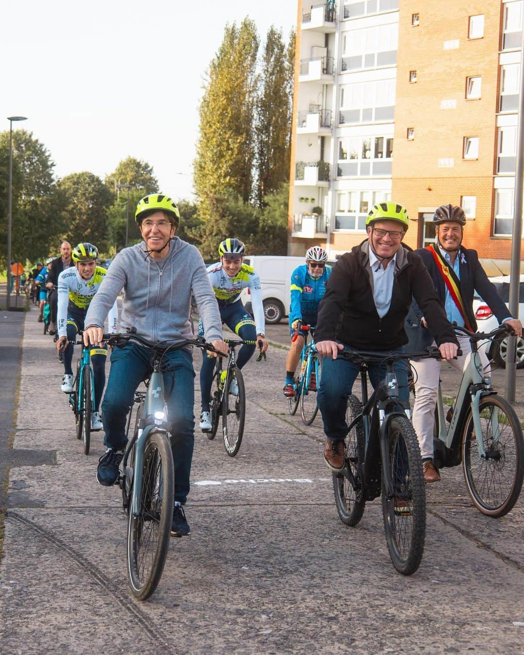 エリオ・ディルポさんのインスタグラム写真 - (エリオ・ディルポInstagram)「Hier, nous avons inauguré une nouvelle piste cyclable à Binche, marquant un progrès significatif vers une mobilité plus douce et durable pour la ville. Les pistes cyclables promettent un avenir plus sain et plus écologique. 🚴🏻🌿  La Wallonie est fière de participer à ce projet qui va faciliter le déplacement des citoyens, en particulier des élèves et étudiants de la région, tout en contribuant à réduire l’empreinte carbone. 🌍 #binche #velo #wallonie」10月12日 19時46分 - eliodirupo