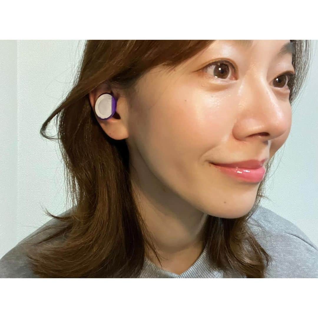 高木沙織のインスタグラム：「😴 * 質の高い睡眠のために 買ってみました。 『ナイトミン 耳ほぐタイム』 耳の中が温かいって、不思議。 * 耳栓＋温めWの働き、いい^ ^ * * 昨夜は 『キングダム 運命の炎』を観て 大興奮で帰ってきたあと 頭の横で寝ていた 小虎のかかと落としで 2回起きました。 すぐ近くで寝てくれるのが嬉しい♡ * 今日も『キングダム』の余韻に浸って 宇多田ヒカルさんの主題歌をずっと聴いてます。 * * #睡眠 #睡眠改善 #睡眠の質 #ナイトミン #ナイトミン耳ほぐタイム #快眠 #ぐっすり眠りたい #健康 #美容 #キングダム #キングダム運命の炎」