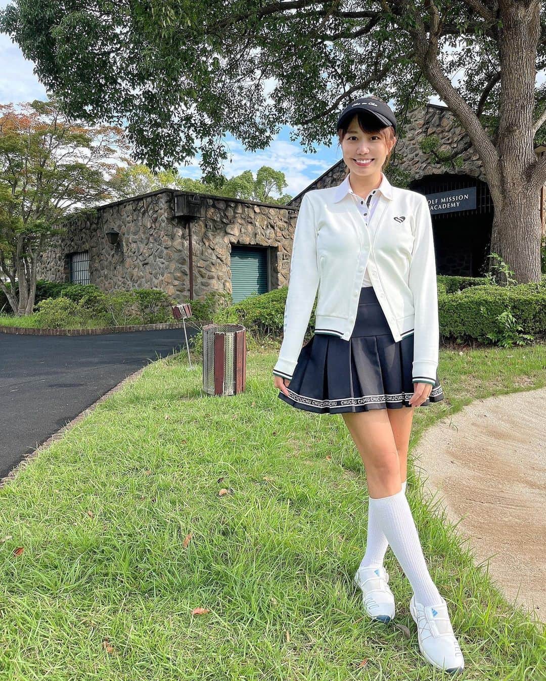 とくさきさんのインスタグラム写真 - (とくさきInstagram)「この前のコンペの日のコーデ🤍🖤 @chucuchu_official  @chucuchu_official_jp  . なんか韓国の制服コーデっぽくて可愛い🥰 出産が終わって、体型も元に戻って、自分の着たいウェアを着れるようになって嬉しいなぁ💓⛳️ .  #ゴルフ#ゴルフ女子#golf#golfgirl#sports#スポーツ#スポーツ女子#골프#골프여자#尔夫球#高尔夫#ゴルフウェア#golfwear#ママゴルファー」10月12日 19時47分 - tokusaki_golf